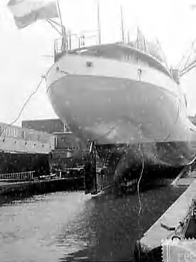 Fotocollectie Anefo — Tewaterlating vrachtschip "Spolanda" bij de Zaanlandsche Scheepsbouwmaatschappij te Zaandam. De doopplechtigheid werd verricht door mej. Danielle Smith, dochter van een van de commissarissen van rederij Spoorhout — Foto: Bilsen, Joop van / Anefo. Licentie: Set B: Rechtenvrij / Publiek Domein. Bron: Nationaal Archief. http://hdl.handle.net/10648/a97d30b4-d0b4-102d-bcf8-003048976d84