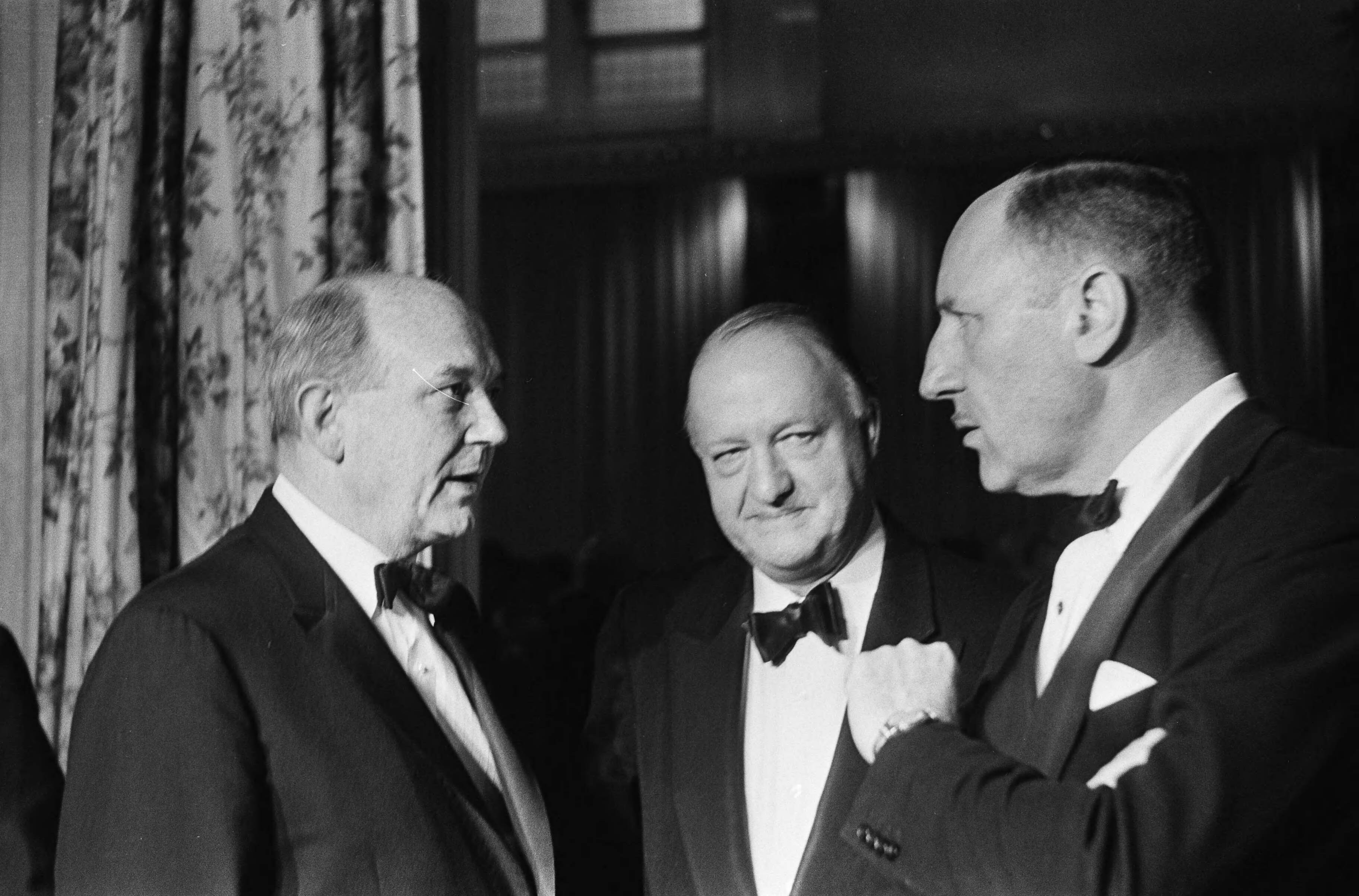 Fotocollectie Anefo — Regeringsdiner voor NATO conferentie in het Kurhaus te Scheveningen, v.l.n.r. Dean Rusk , Butler, Luns — Foto: Koch, Eric / Anefo. Licentie: Set B: Rechtenvrij / Publiek Domein. Bron: Nationaal Archief. http://hdl.handle.net/10648/aa691880-d0b4-102d-bcf8-003048976d84