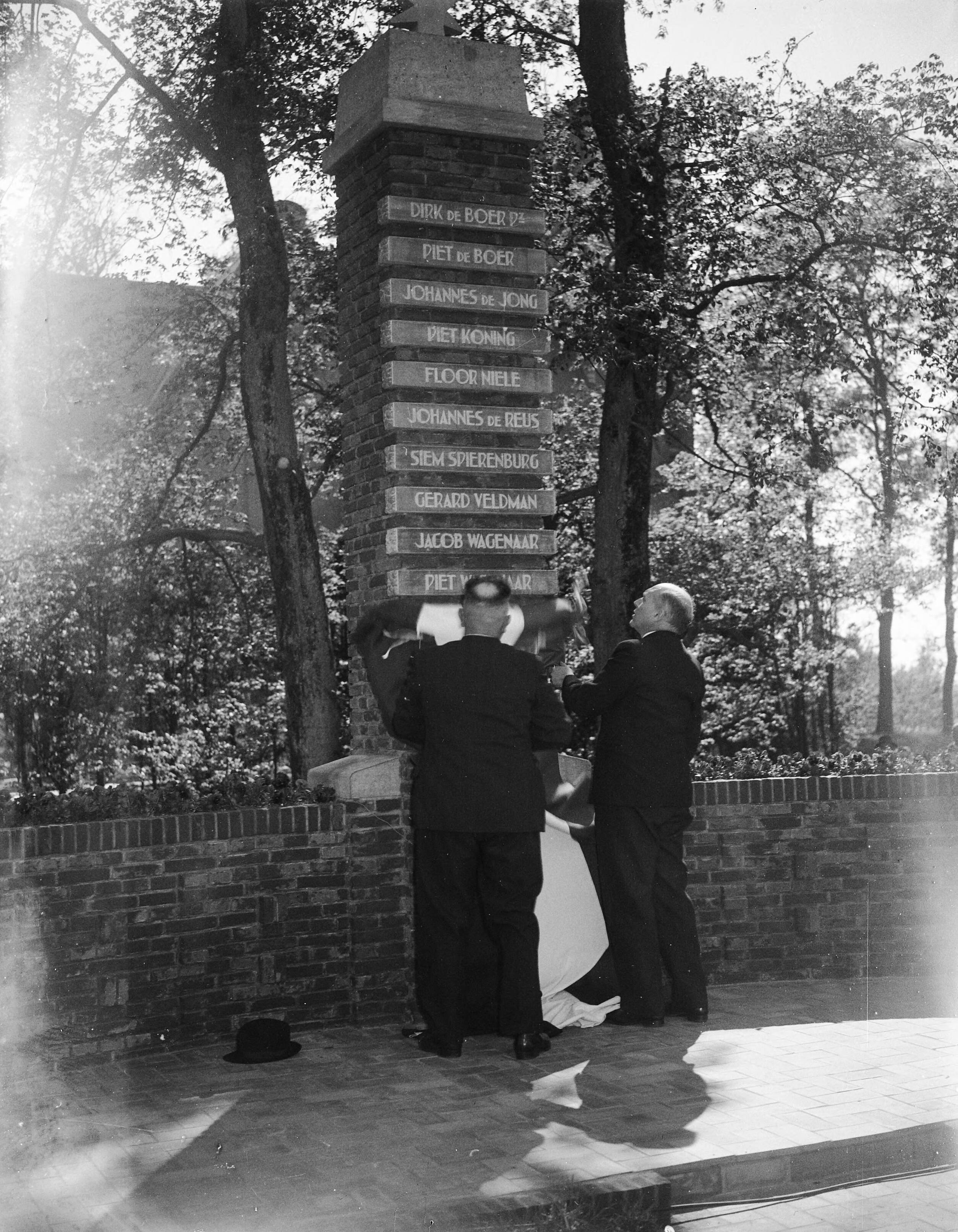 Fotocollectie Anefo — Onthulling van het Monument aan de Noordervaart te Stompetoren. Onthulling door minister-president prof. ir. W. Schermerhorn — Foto: Sagers, Harry / Anefo. Licentie: Set B: Rechtenvrij / Publiek Domein. Bron: Nationaal Archief. http://hdl.handle.net/10648/a89da58e-d0b4-102d-bcf8-003048976d84