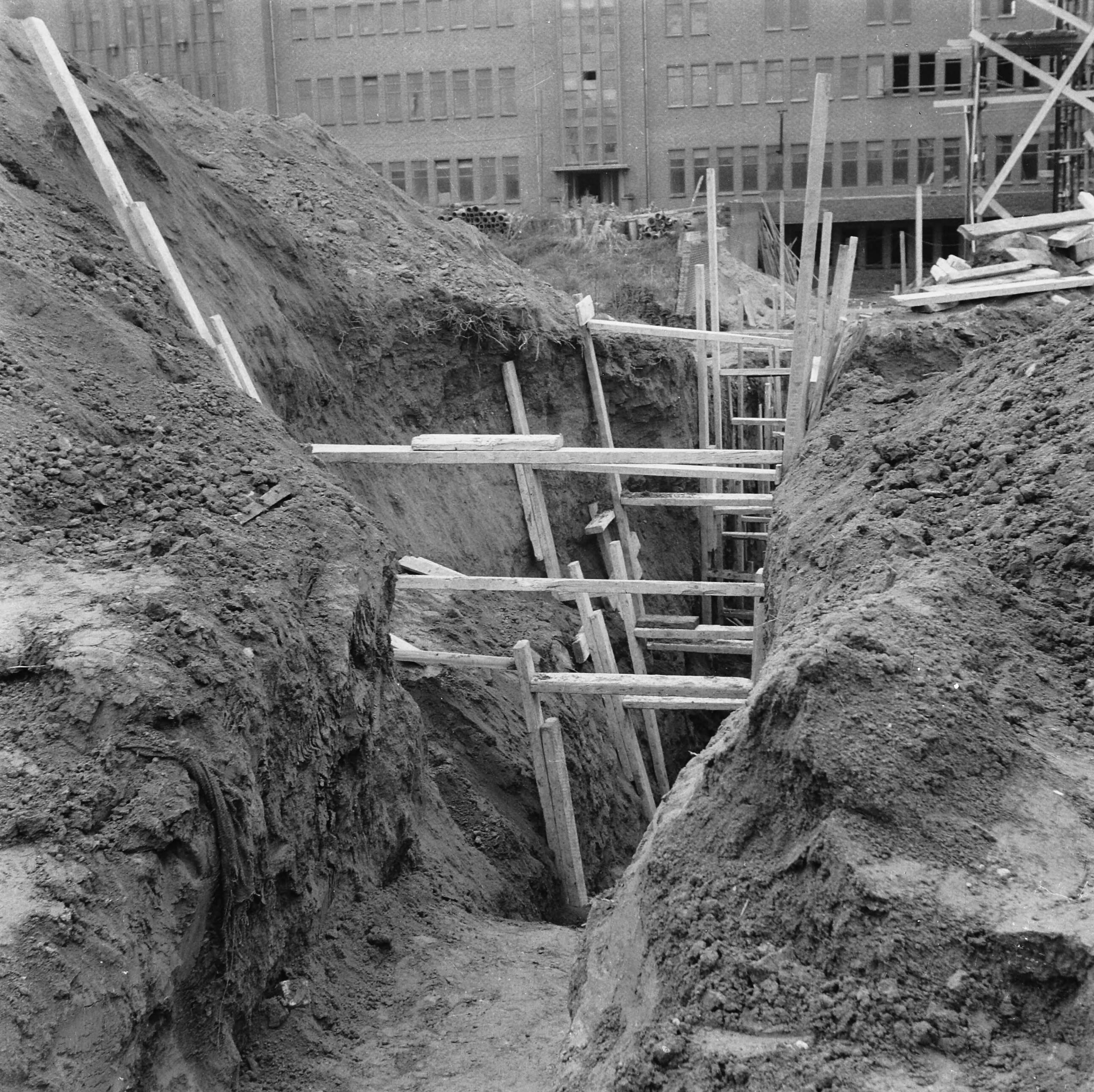 Fotocollectie Arbeidsinspectie — 6x6 Rioleringssleuf RK ziekenhuis door NV Vissers wegenbouw te Maastricht — Foto: Onbekend / Publiek Domein of Rechtenvrij. Licentie: Set B: Rechtenvrij / Publiek Domein. Bron: Nationaal Archief. http://hdl.handle.net/10648/ad9f59e2-d0b4-102d-bcf8-003048976d84