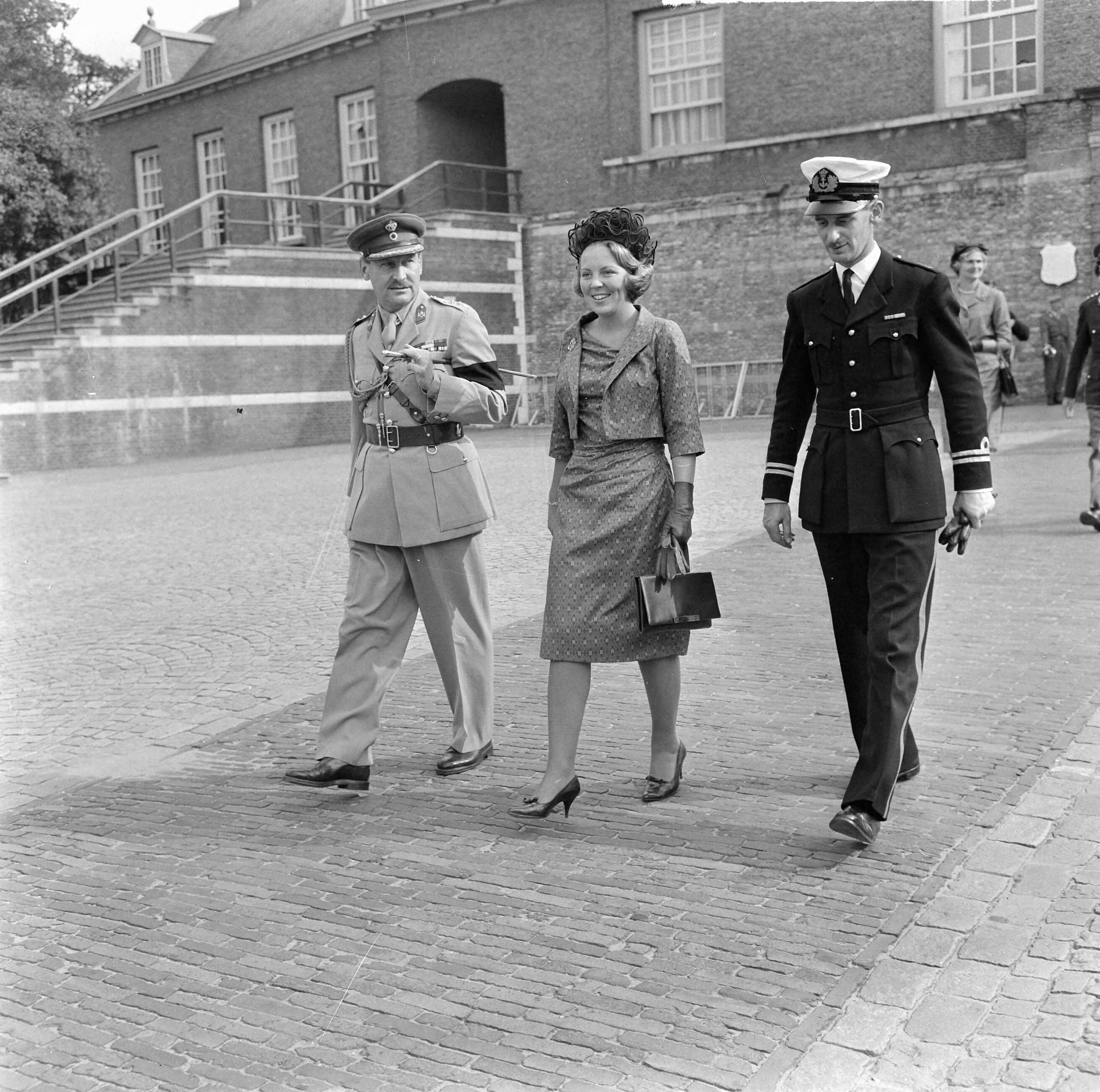 Fotocollectie Anefo — Prinses Beatrix bezoekt KMA te Breda, Prinses Beatrix — Foto: Pot, Harry / Anefo. Licentie: Set B: Rechtenvrij / Publiek Domein. Bron: Nationaal Archief. http://hdl.handle.net/10648/aa77ed10-d0b4-102d-bcf8-003048976d84