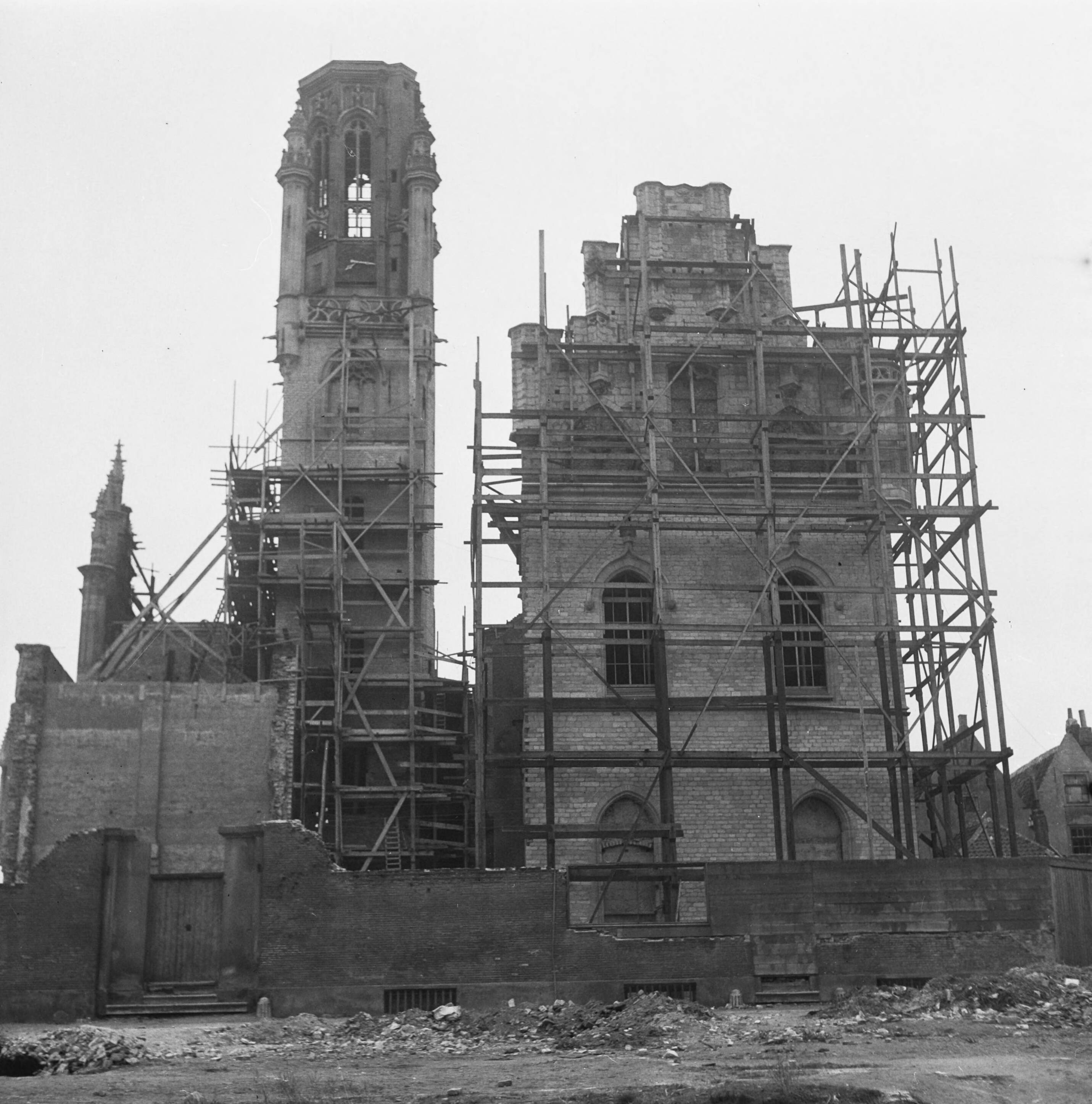 Opbouw Zeeland — Restauratie van het stadhuis van Middelburg — Foto: Wisman, Bram / Anefo. Licentie: Set B: Rechtenvrij / Publiek Domein. Bron: Nationaal Archief. http://hdl.handle.net/10648/a8a717a4-d0b4-102d-bcf8-003048976d84