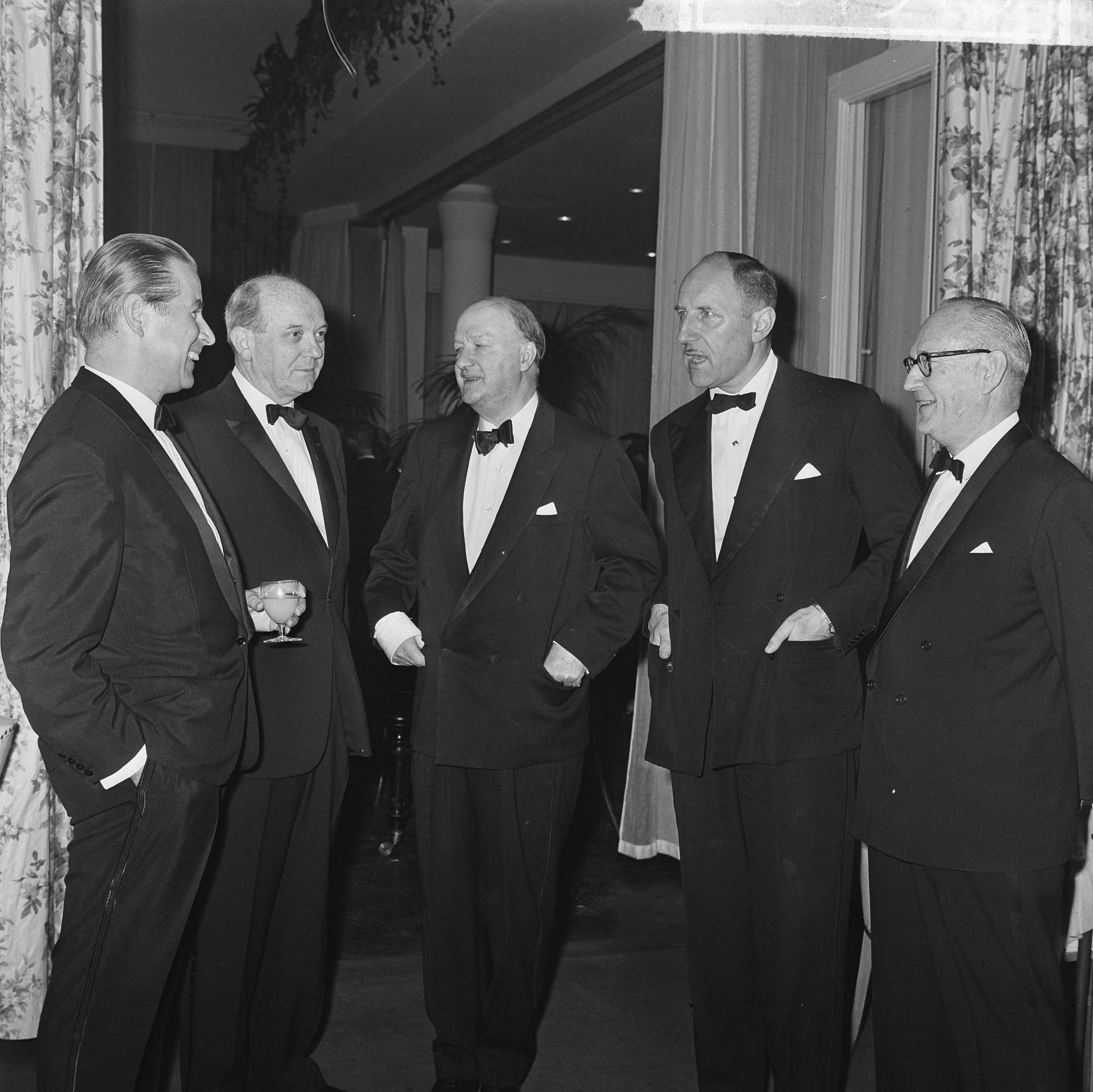 Fotocollectie Anefo — Regeringsdiner voor NATO conferentie in het Kurhaus te Scheveningen, v.l.n.r. de ministers Schröder, Rusk, Butler, Luns en Lange — Foto: Koch, Eric / Anefo. Licentie: Set B: Rechtenvrij / Publiek Domein. Bron: Nationaal Archief. http://hdl.handle.net/10648/aa691128-d0b4-102d-bcf8-003048976d84