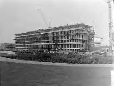 Fotocollectie Anefo — Bouw flats met 7 woonlagen in Den Haag — Foto: Behrens, Herbert F. / Anefo. Licentie: Set B: Rechtenvrij / Publiek Domein. Bron: Nationaal Archief. http://hdl.handle.net/10648/a96ab164-d0b4-102d-bcf8-003048976d84