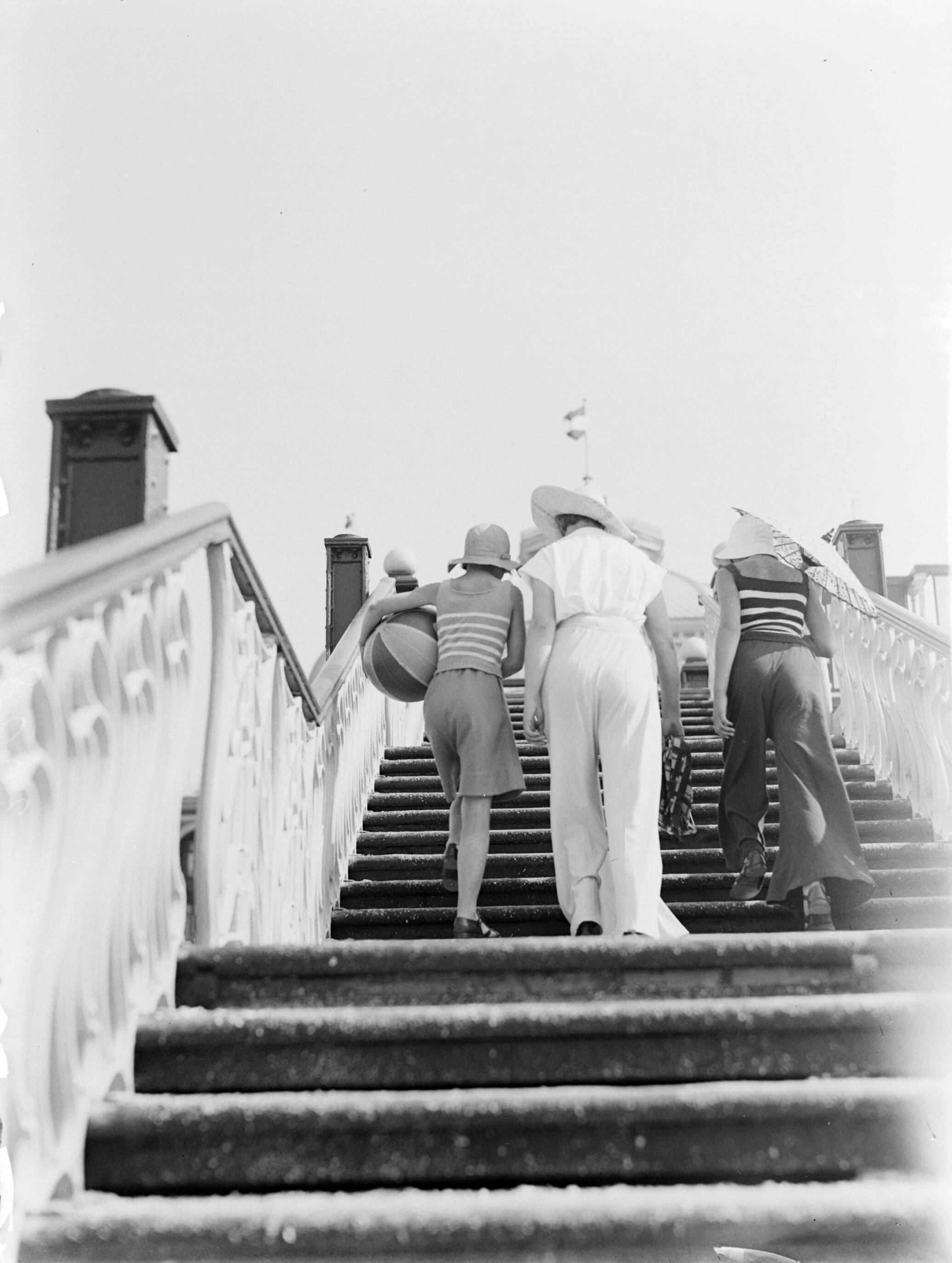 Scheveningen. — Van de Polls vrouw Nell Langlais en zijn stiefdochters Renée en Hans op een trap aan de boulevard van Scheveningen — Foto: Poll, Willem van de. Licentie: Set B: Rechtenvrij / Publiek Domein. Bron: Nationaal Archief. http://hdl.handle.net/10648/ae9b21d2-d0b4-102d-bcf8-003048976d84