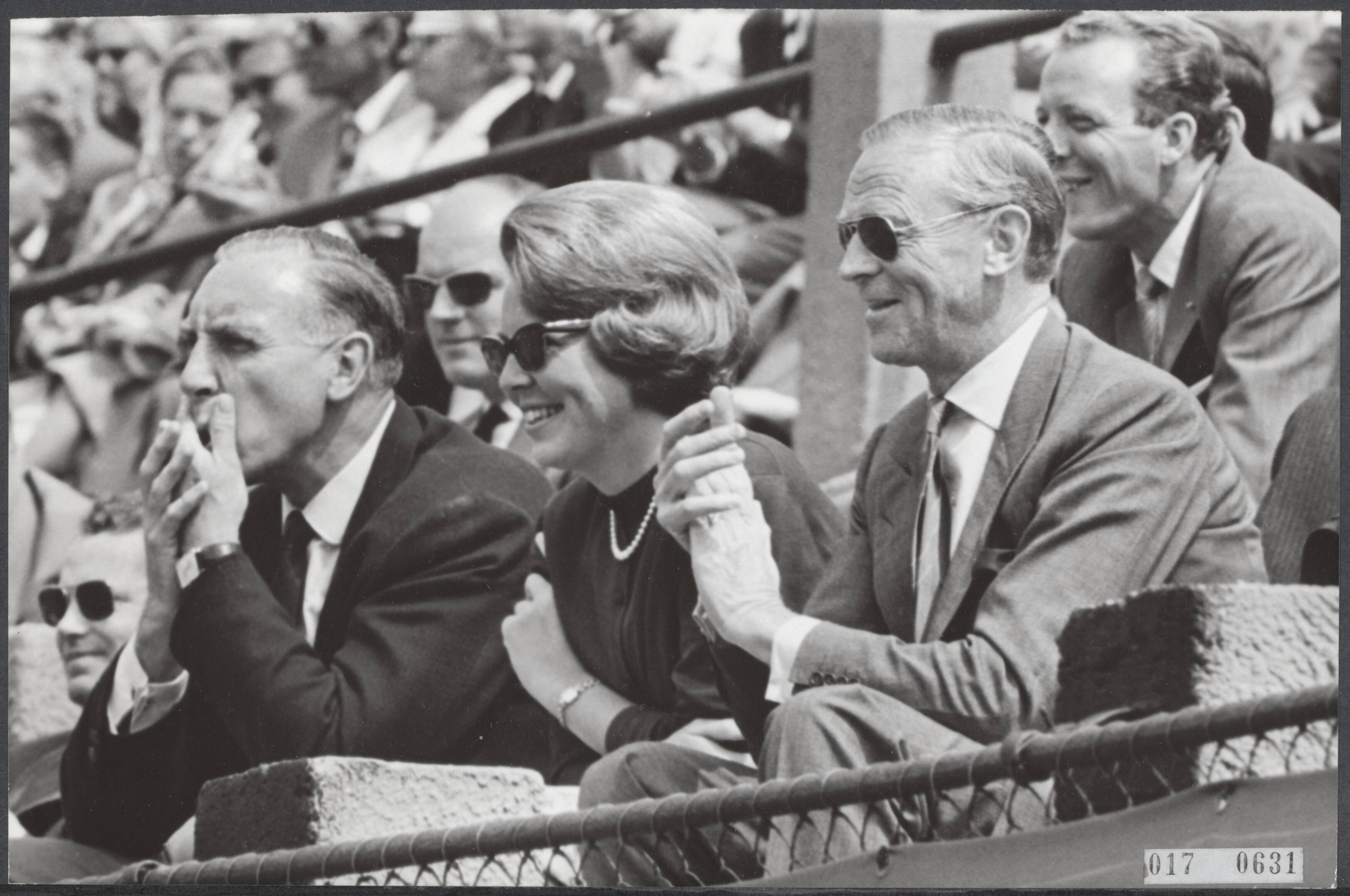 Fotocollectie Elsevier Binnenland — Op de METS-banen kwamen de Wimbledonfinalisten weer tegen elkaar in het veld. Ook Tom Okker was van de partij. Prinses Beatrix was ook aanwezig. Links van haar dr. Van Swol en rechts van haar Hans Teengs Gerritsen, vriend van haar vader — Foto: Pot, Harry / Anefo. Licentie: Set B: Rechtenvrij / Publiek Domein. Bron: Nationaal Archief. http://hdl.handle.net/10648/adbe7f5c-d0b4-102d-bcf8-003048976d84