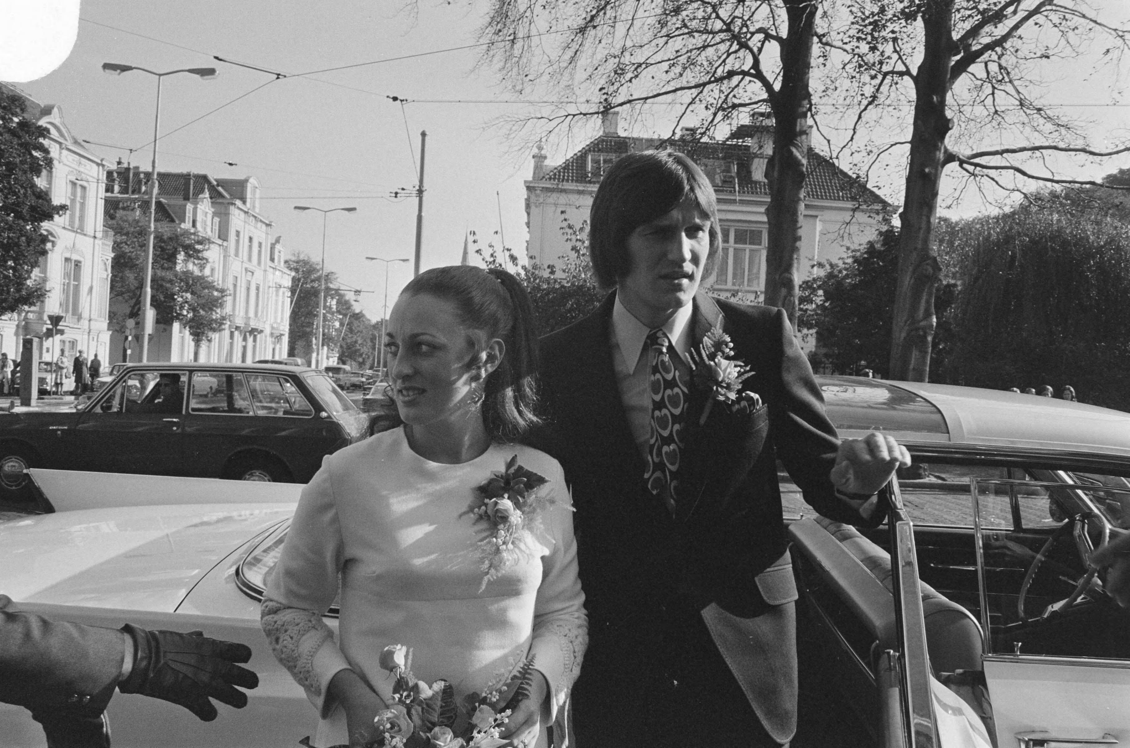 Fotocollectie Anefo — Voetballer Lex Schoenmaker trouwt met Corrie van Gerven op stadhuis Den Haag — Foto: Peters, Hans / Anefo. Licentie: Set B: Rechtenvrij / Publiek Domein. Bron: Nationaal Archief. http://hdl.handle.net/10648/abd1ec92-d0b4-102d-bcf8-003048976d84