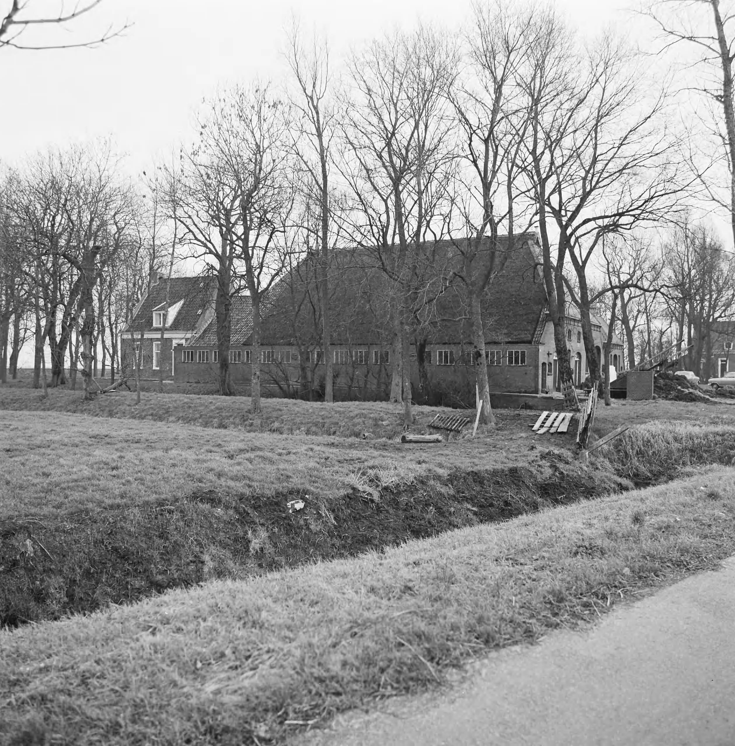 Fotocollectie Nederlandse Heidemaatschappij — Groningen. Stormschade aan boerderijen — Foto: Fotograaf Onbekend / Heidemij. Licentie: Set B: Rechtenvrij / Publiek Domein. Bron: Nationaal Archief. http://hdl.handle.net/10648/ae842fe0-d0b4-102d-bcf8-003048976d84
