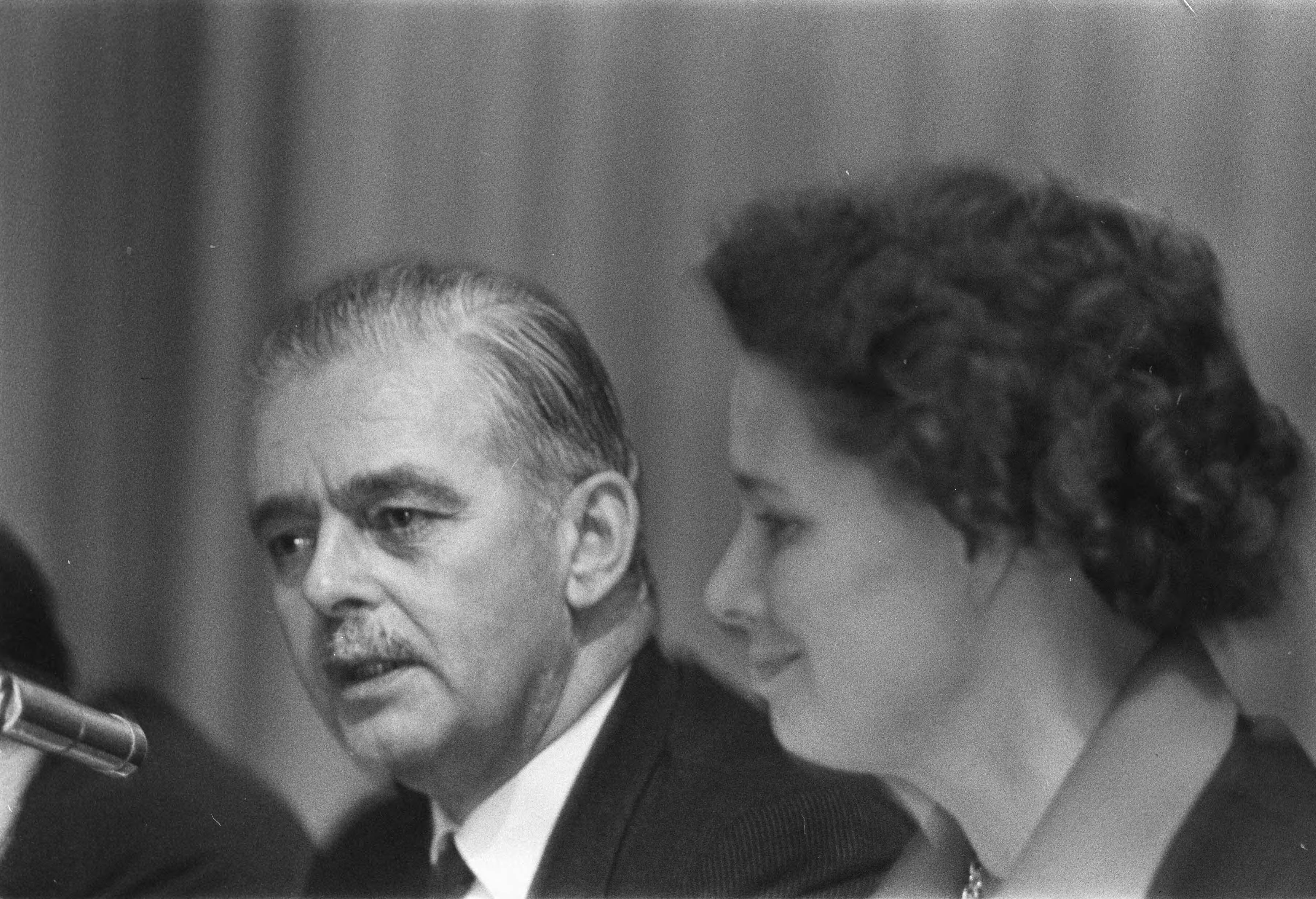 Fotocollectie Anefo — VVD-Partijraad bijeen te Utrecht Mr. Van Riel , fractievoorzitter Eerste Kamer ). Nummer 5a Mevrouw Van Someren Downer , nummer 4 H. Van Someren Downer — Foto: Koch, Eric / Anefo. Licentie: Set B: Rechtenvrij / Publiek Domein. Bron: Nationaal Archief. http://hdl.handle.net/10648/ab82b4b0-d0b4-102d-bcf8-003048976d84