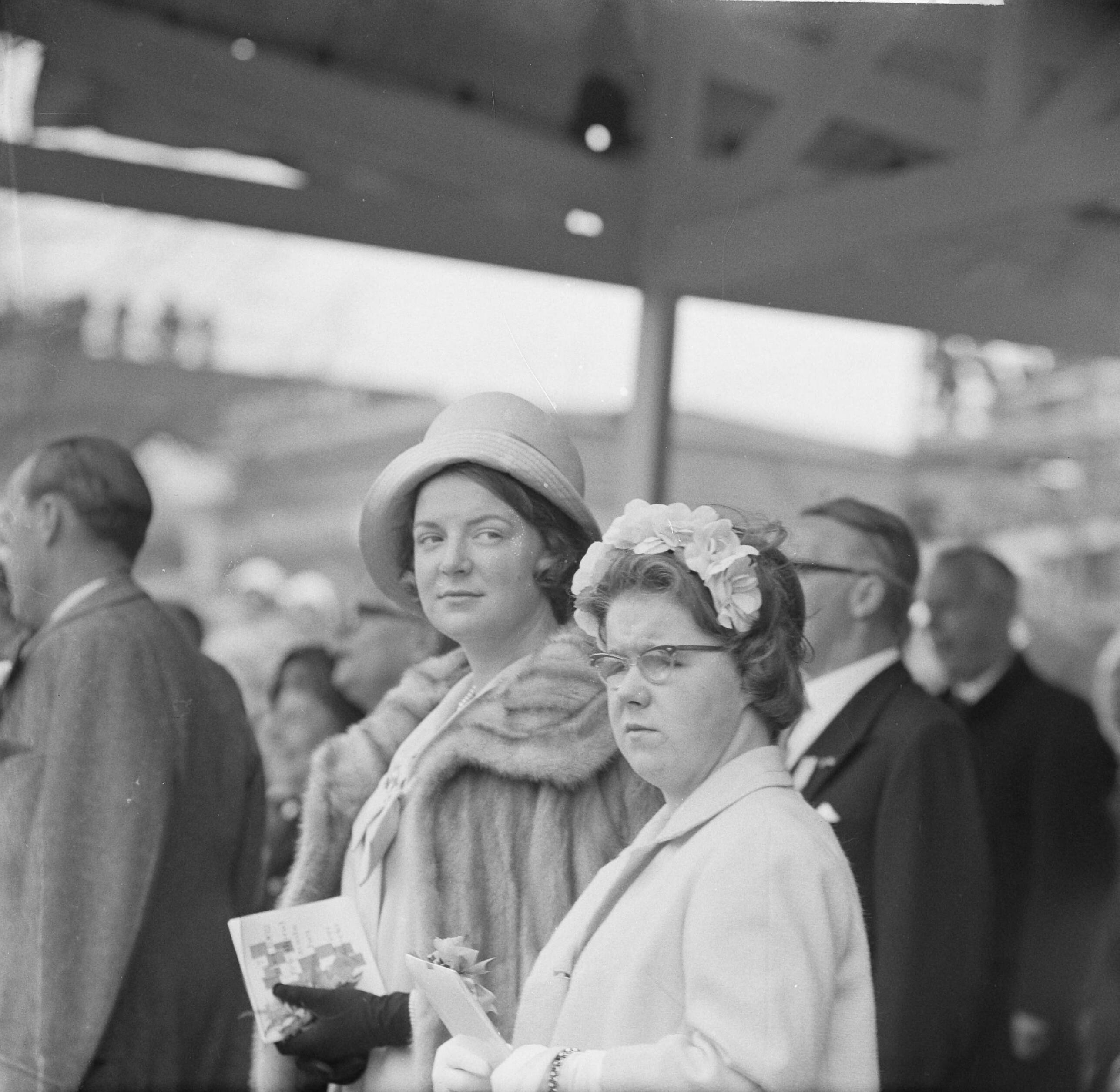 Koninklijk bezoek aan Groningen en Friesland (1962) — Koninklijk bezoek aan Leeuwarden — Foto: Merk, Ben / Anefo. Licentie: Set B: Rechtenvrij / Publiek Domein. Bron: Nationaal Archief. http://hdl.handle.net/10648/aa071d7e-d0b4-102d-bcf8-003048976d84