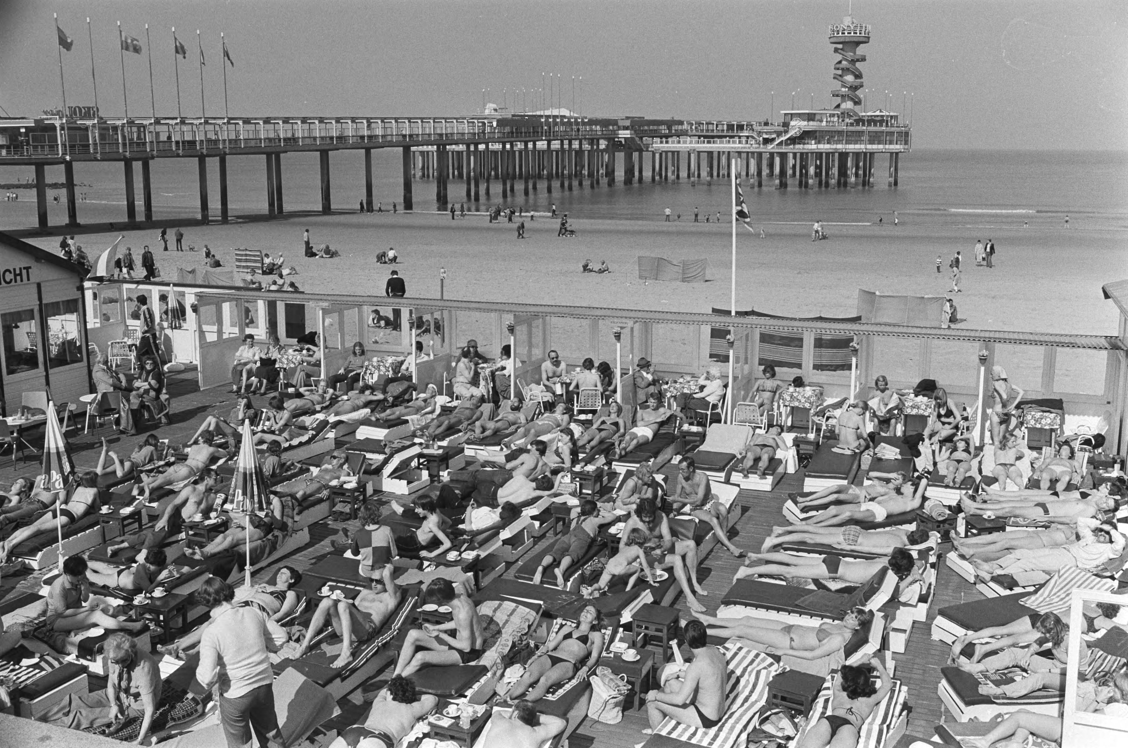 Fotocollectie Anefo — Zomers weer; strand Scheveningen — Foto: Suyk, Koen / Anefo. Licentie: Set B: Rechtenvrij / Publiek Domein. Bron: Nationaal Archief. http://hdl.handle.net/10648/acddf95a-d0b4-102d-bcf8-003048976d84