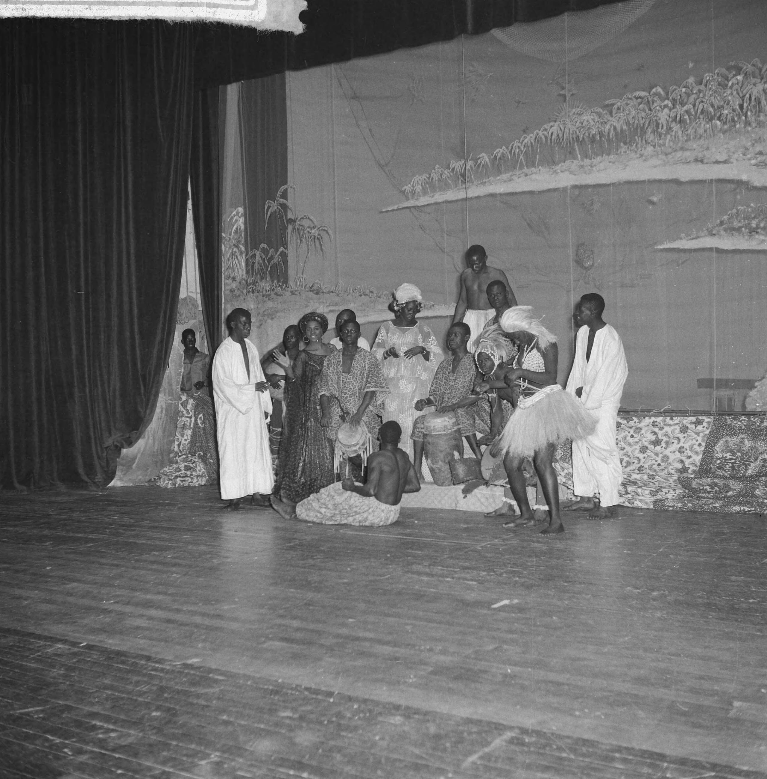 Fotocollectie Anefo — African Dance Company of Senegal. Optreden in Kurzaal — Foto: Lindeboom, Henk / Anefo. Licentie: Set B: Rechtenvrij / Publiek Domein. Bron: Nationaal Archief. http://hdl.handle.net/10648/a9dd07a0-d0b4-102d-bcf8-003048976d84
