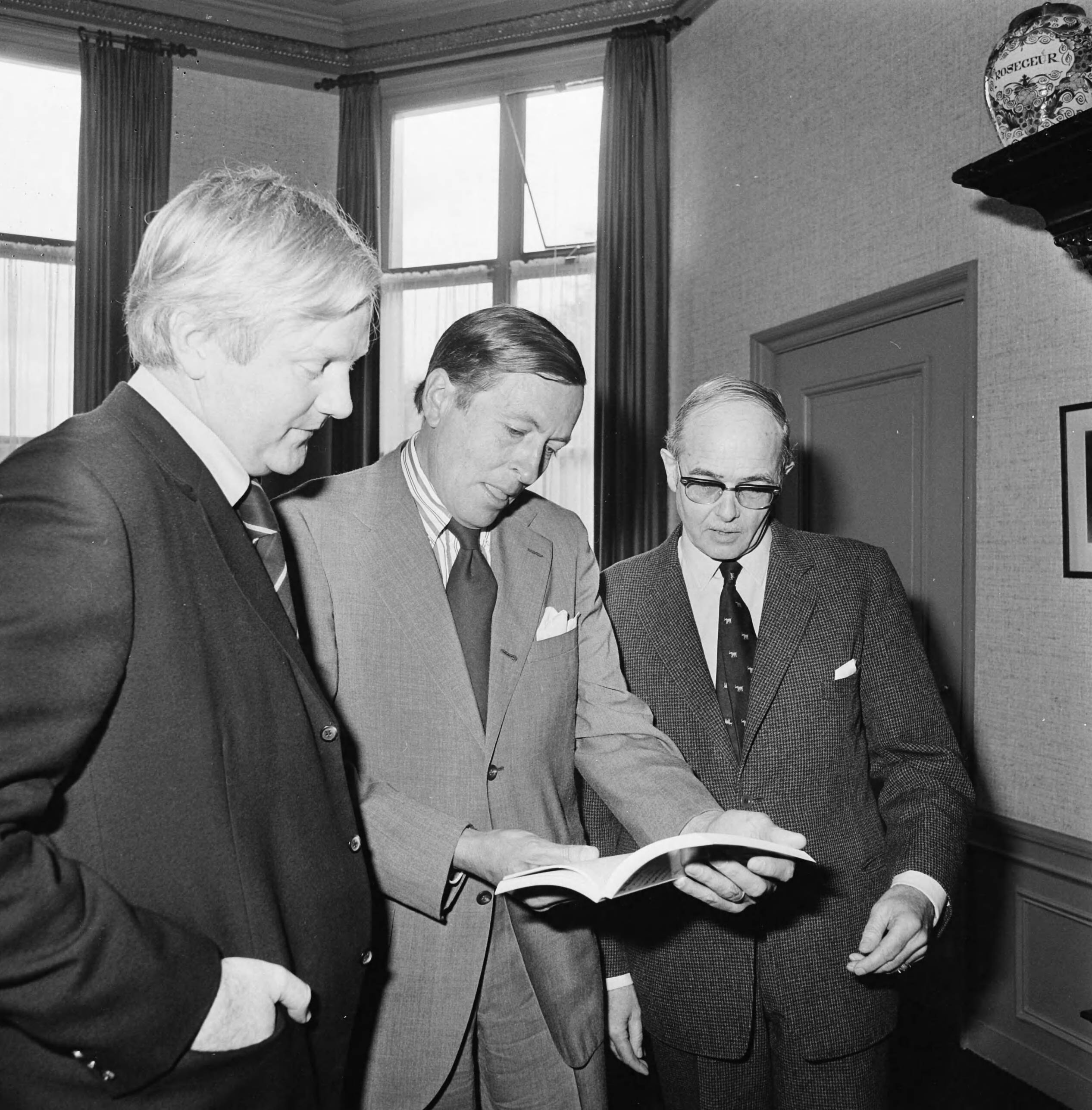 Prins Claus krijgt een boekwerk van Natuurmonumenten overhandigd — Prins Claus bekijkt het boek, gadegeslagen door Wouter van Dieren (l., lid Club van Rome) en Marius Wagenaar Hummelinck (voorzitter Wereldnatuurfonds) — Foto: Croes, Rob C. / Anefo. Licentie: Set B: Rechtenvrij / Publiek Domein. Bron: Nationaal Archief. http://hdl.handle.net/10648/ac99eca6-d0b4-102d-bcf8-003048976d84