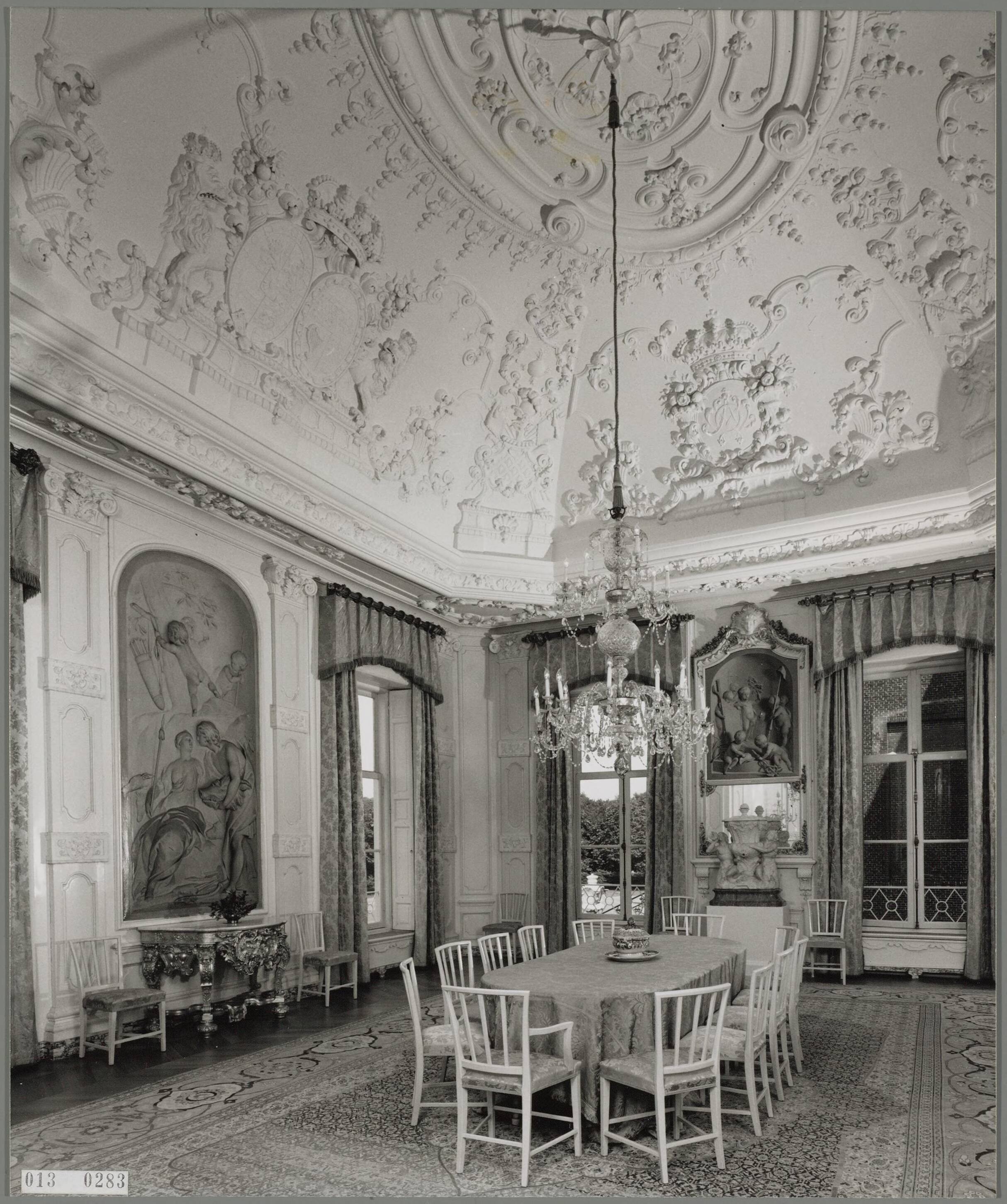 Paleis Huis ten Bosch te Den Haag — Witte eetzaal — Foto: Hofmeester, Bart / RVD. Licentie: Set B: Rechtenvrij / Publiek Domein. Bron: Nationaal Archief. http://hdl.handle.net/10648/afa86f1c-d0b4-102d-bcf8-003048976d84