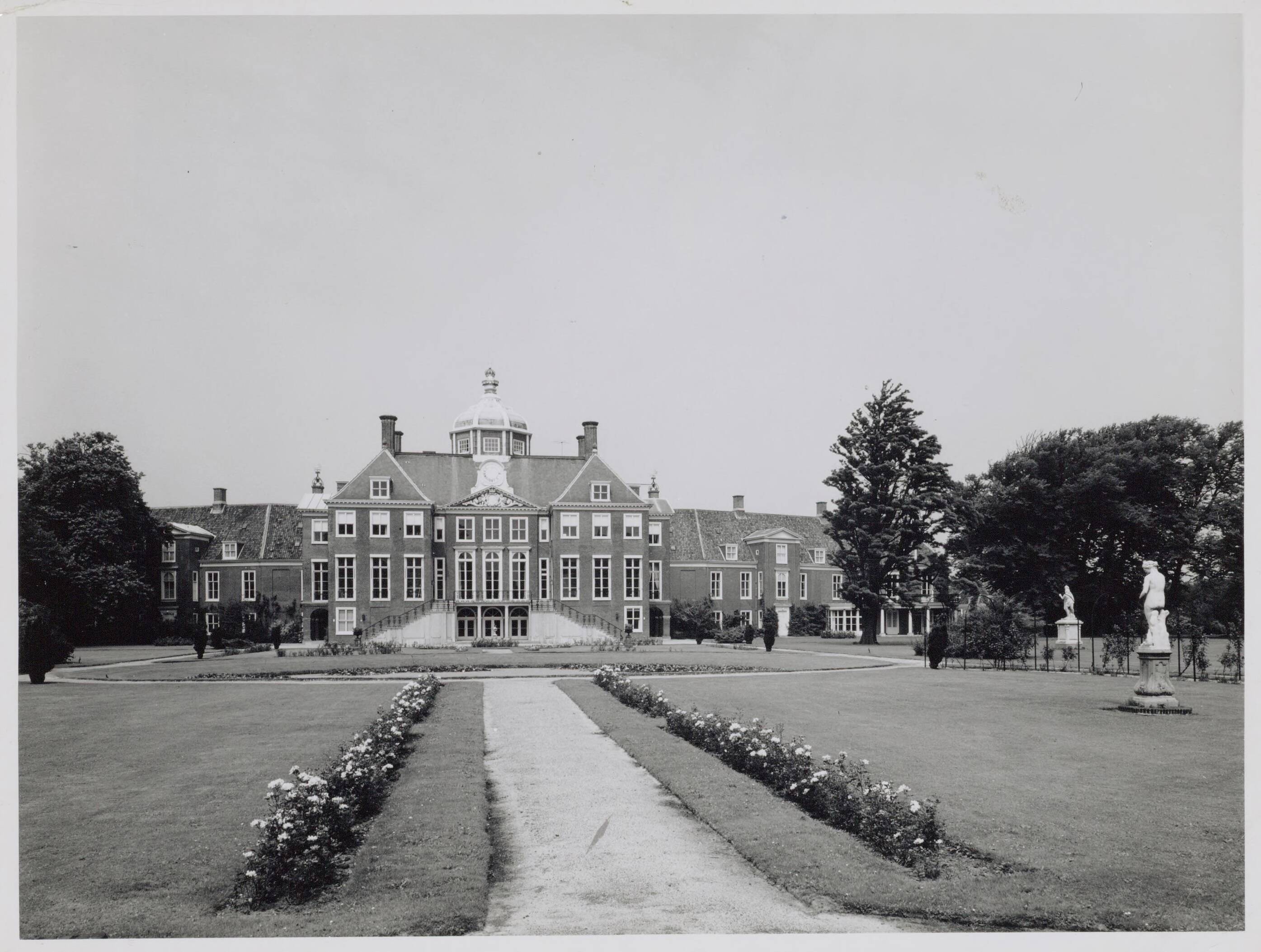 Paleis Huis ten Bosch te Den Haag — Exterieur — Foto: Hofmeester, Bart / RVD. Licentie: Set B: Rechtenvrij / Publiek Domein. Bron: Nationaal Archief. http://hdl.handle.net/10648/afa91e8a-d0b4-102d-bcf8-003048976d84