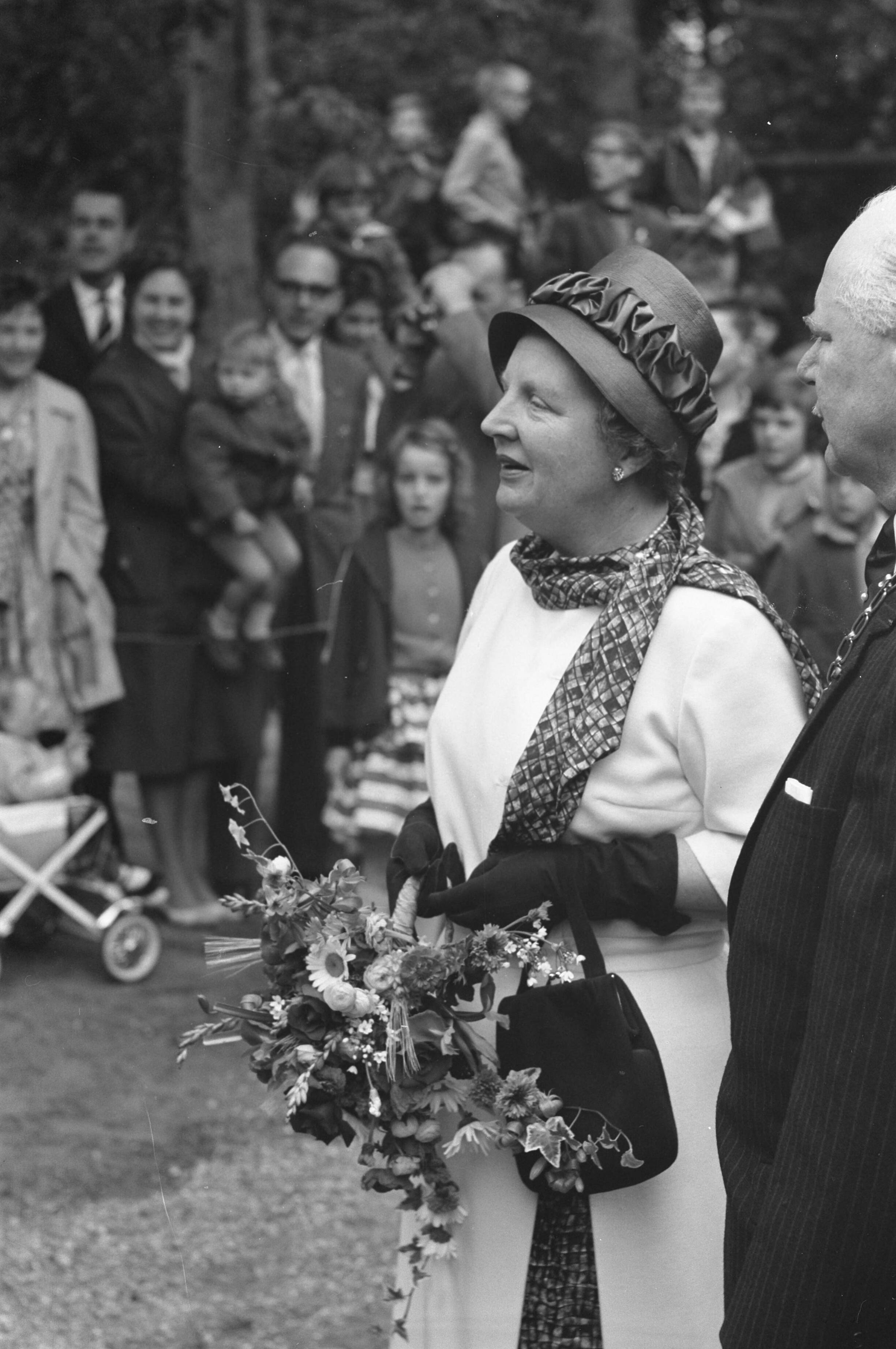 Bezoek koningin Juliana aan Zeist en omgeving — Bezoek koningin Juliana aan Zeist en omgeving. Koningin Juliana in speeltuin Den Dolder — Foto: Pot, Harry / Anefo. Licentie: Set B: Rechtenvrij / Publiek Domein. Bron: Nationaal Archief. http://hdl.handle.net/10648/a9d730fa-d0b4-102d-bcf8-003048976d84