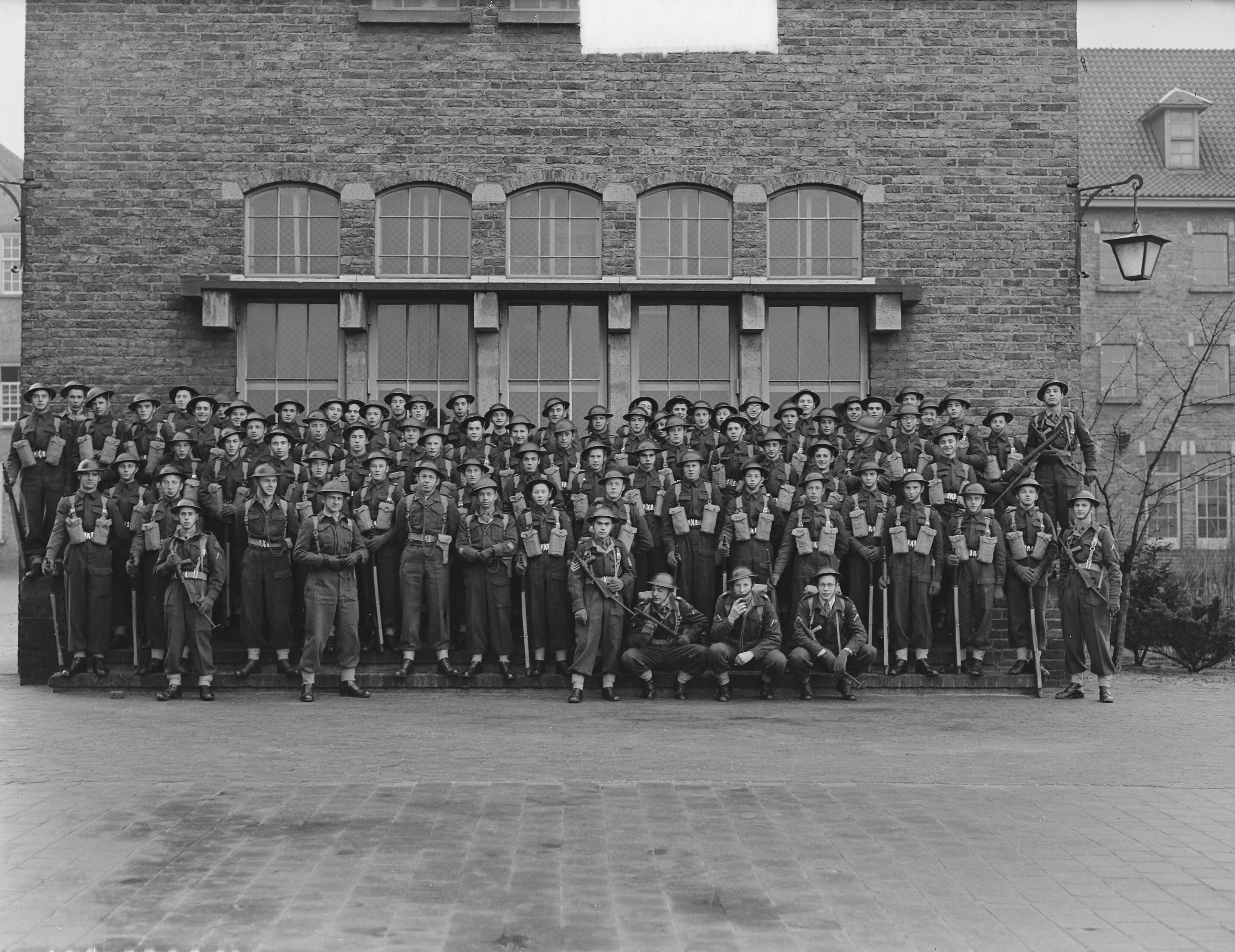 Zware luchtdoelartillerie-parade in Breda door generaal-majoor J.A.A. Sitsen en inspectie — Zware luchtdoelartillerie-parade in Breda door generaal-majoor J.A.A. Sitsen. Groepsportret manschappen — Foto: Pot, Harry / Anefo. Licentie: Set B: Rechtenvrij / Publiek Domein. Bron: Nationaal Archief. http://hdl.handle.net/10648/a8e6208e-d0b4-102d-bcf8-003048976d84