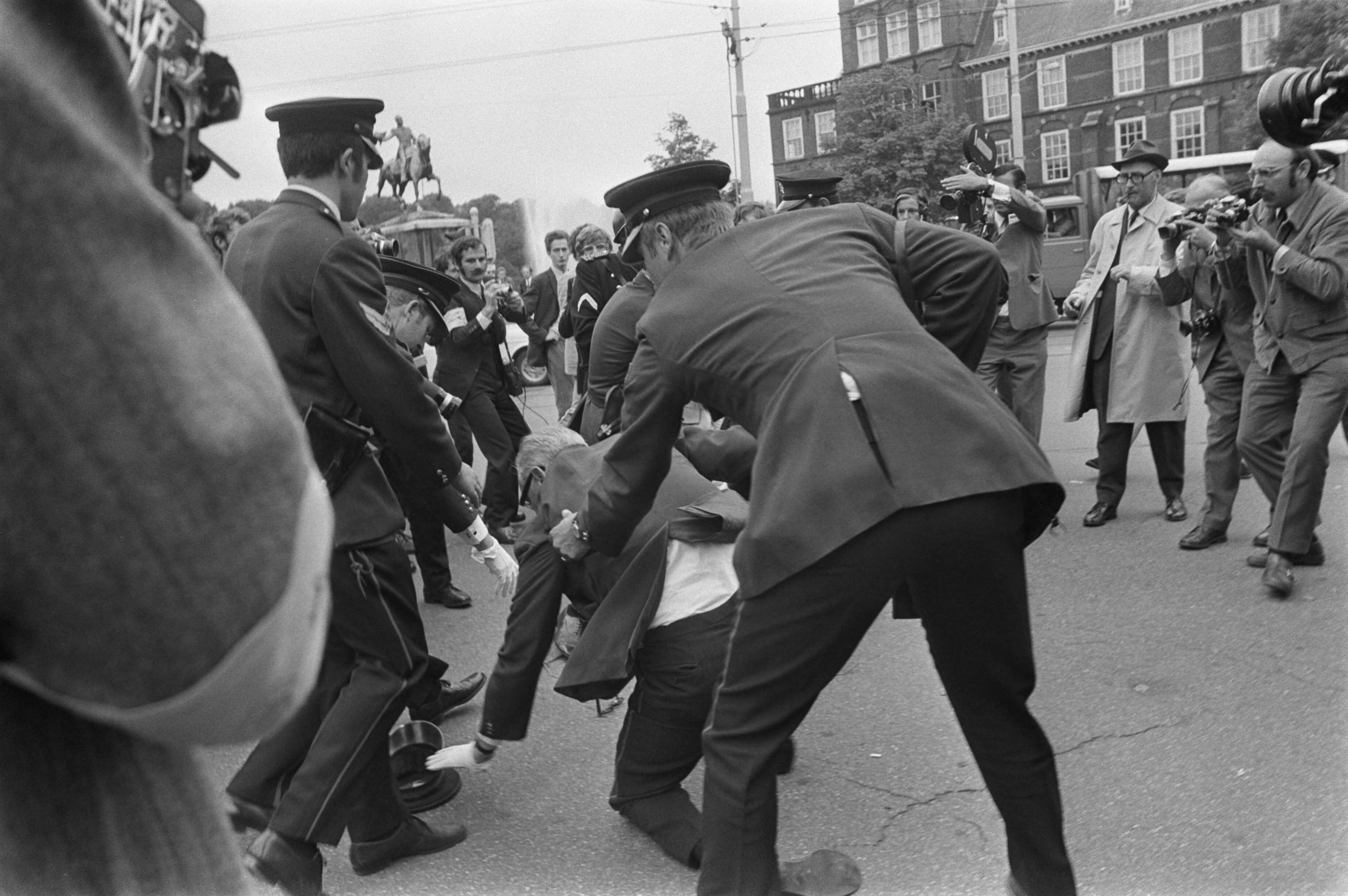 Fotocollectie Anefo — Demonstrerende Zuid-Molukkers worden door politie weggestuurd op Buitenhof, Den Haag — Foto: Koch, Eric / Anefo. Licentie: Set B: Rechtenvrij / Publiek Domein. Bron: Nationaal Archief. http://hdl.handle.net/10648/aba23330-d0b4-102d-bcf8-003048976d84