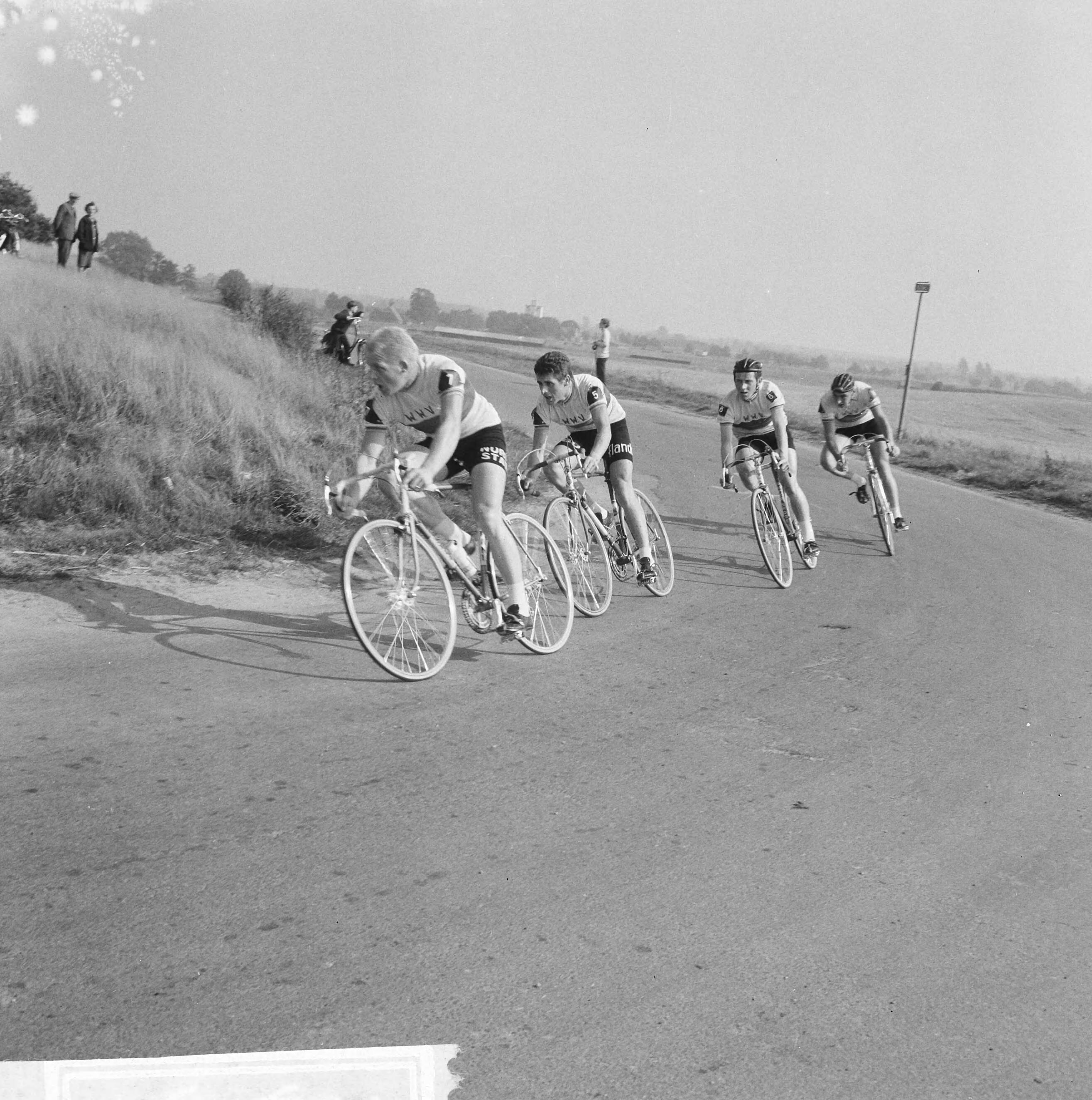 Fotocollectie Anefo — Wielrennen. Clubkampioenschap van Nederland 1965 te Wijk bij Duurstede. Het team van W.W.V. (Willibrord Wil Vooruit) — Foto: Nijs, Jac. de / Anefo. Licentie: Set B: Rechtenvrij / Publiek Domein. Bron: Nationaal Archief. http://hdl.handle.net/10648/aac1aaae-d0b4-102d-bcf8-003048976d84