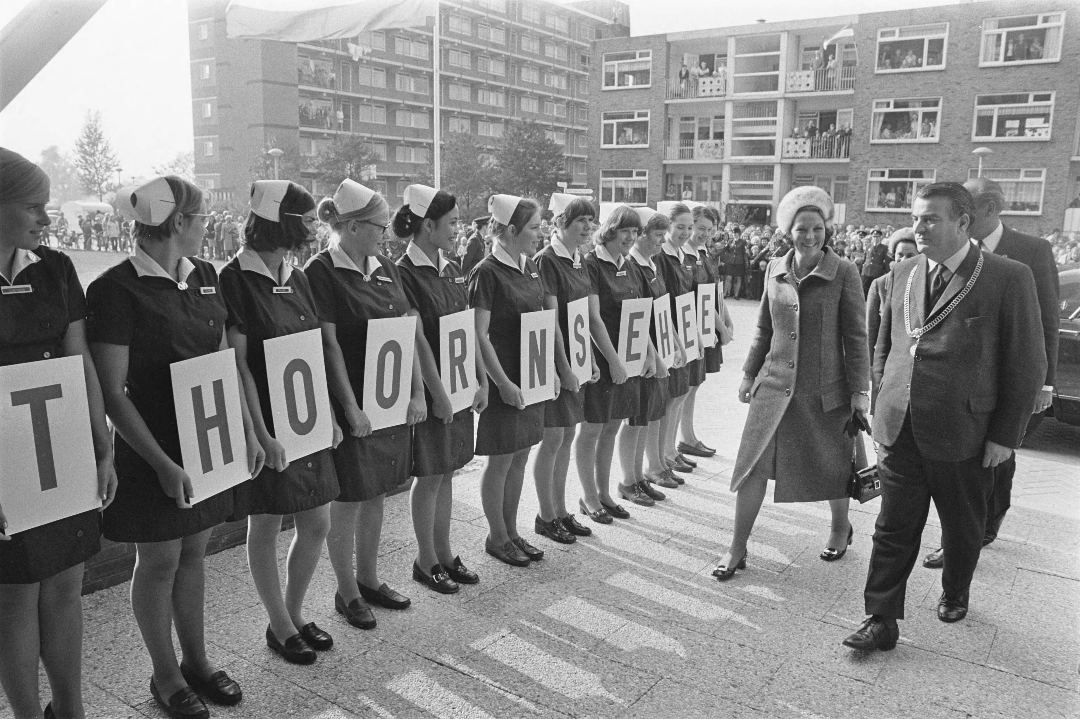 Fotocollectie Anefo — Prinses Beatrix opent verzorgingstehuis "Het Hoornse Heem" en verpleegtehuis "Neerwolde" te Groningen; Pr. Beatrix loopt langs erehaag / — Foto: Mieremet, Rob / Anefo. Licentie: Set B: Rechtenvrij / Publiek Domein. Bron: Nationaal Archief. http://hdl.handle.net/10648/aba67bac-d0b4-102d-bcf8-003048976d84