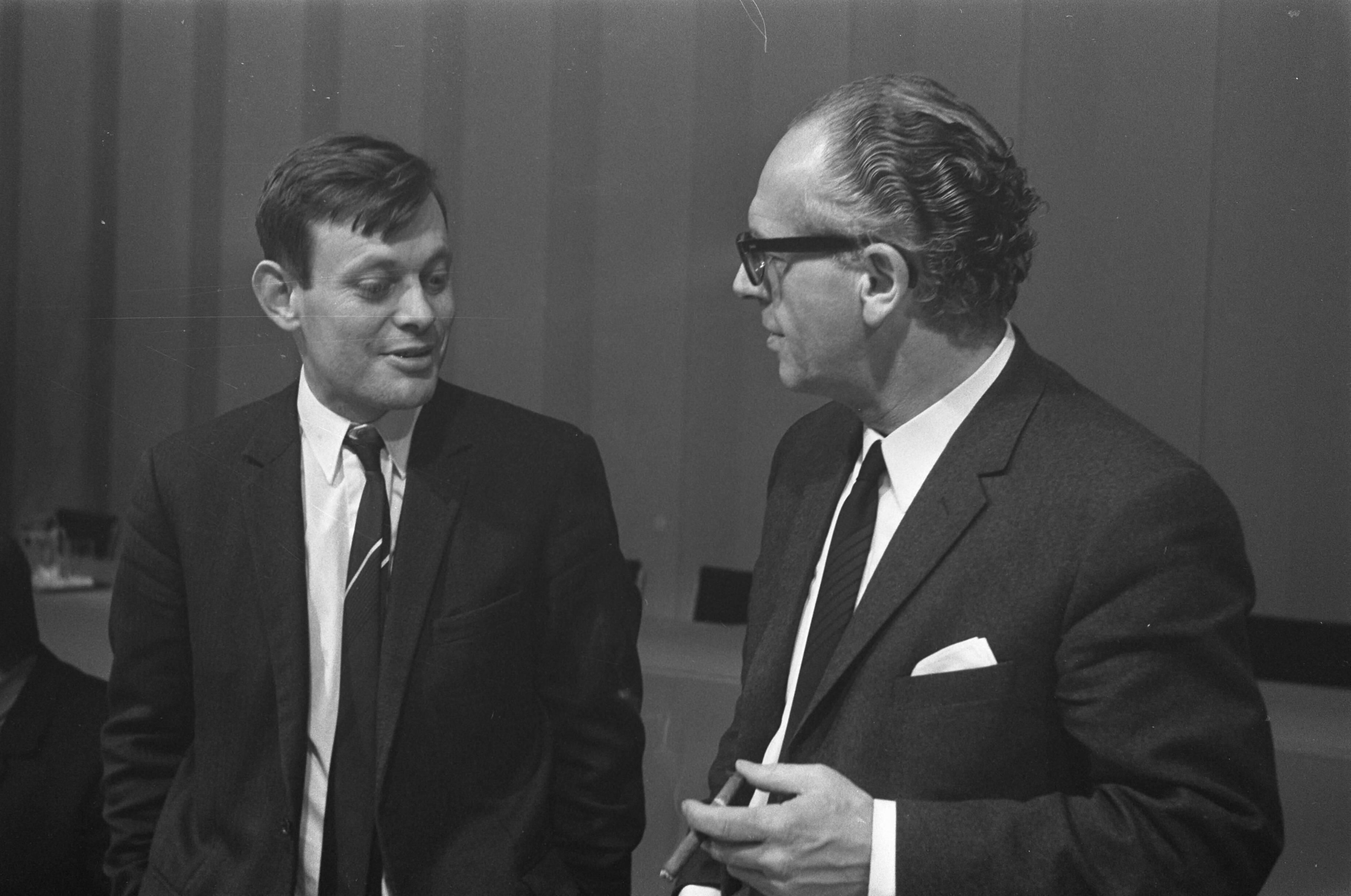 Fotocollectie Anefo — Congres PvdA in Nederlands Congresgebouw in Den Haag nr. 5 , 6: J. Koopman (links) en M. Vrolijk — Foto: Evers, Joost / Anefo. Licentie: Set B: Rechtenvrij / Publiek Domein. Bron: Nationaal Archief. http://hdl.handle.net/10648/ab615a7c-d0b4-102d-bcf8-003048976d84
