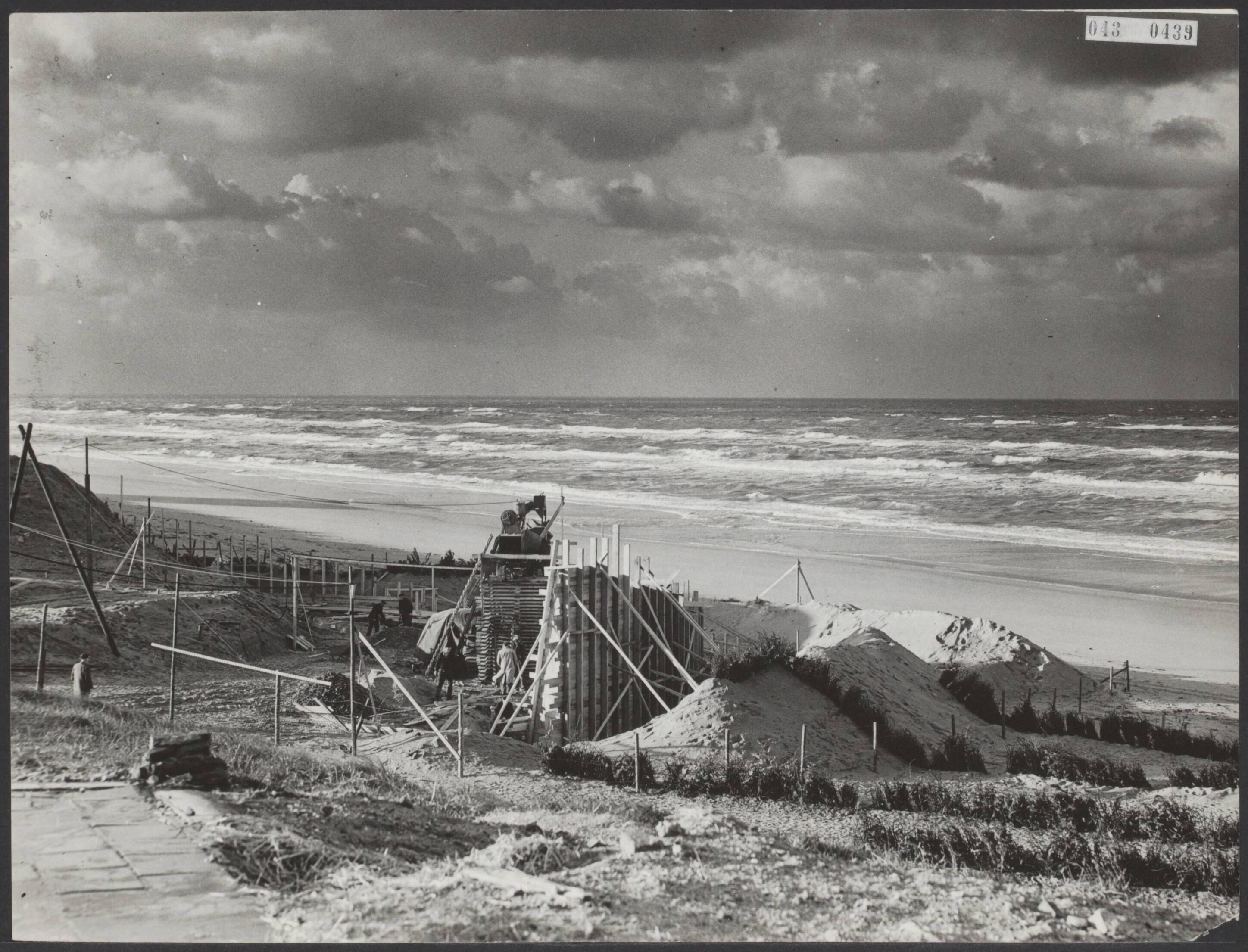 Fotocollectie Elsevier Binnenland — Bouw van de boulevard van Zandvoort. Werkzaamheden aan de rotonde, in het midden van de boulevard. — Foto: Fotograaf Onbekend / Anefo. Licentie: Set B: Rechtenvrij / Publiek Domein. Bron: Nationaal Archief. http://hdl.handle.net/10648/adf8fe34-d0b4-102d-bcf8-003048976d84