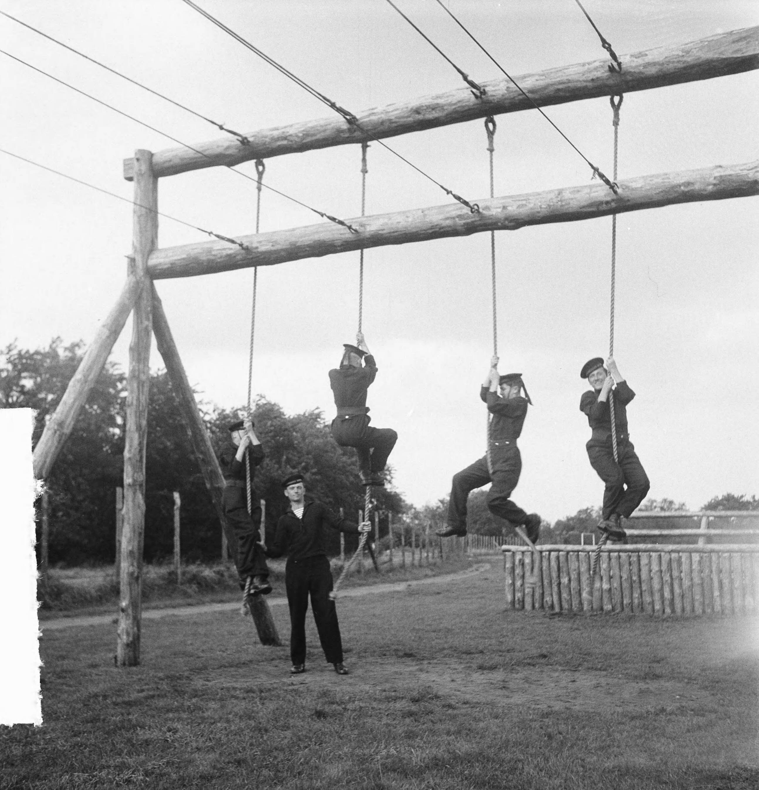 Fotocollectie Anefo — MOC Hilversum. Matrozen klimmen in touwen op de stormbaan — Foto: Steenkamp, B.J.J. (Ben) / Anefo. Licentie: Set B: Rechtenvrij / Publiek Domein. Bron: Nationaal Archief. http://hdl.handle.net/10648/ad7b443a-d0b4-102d-bcf8-003048976d84