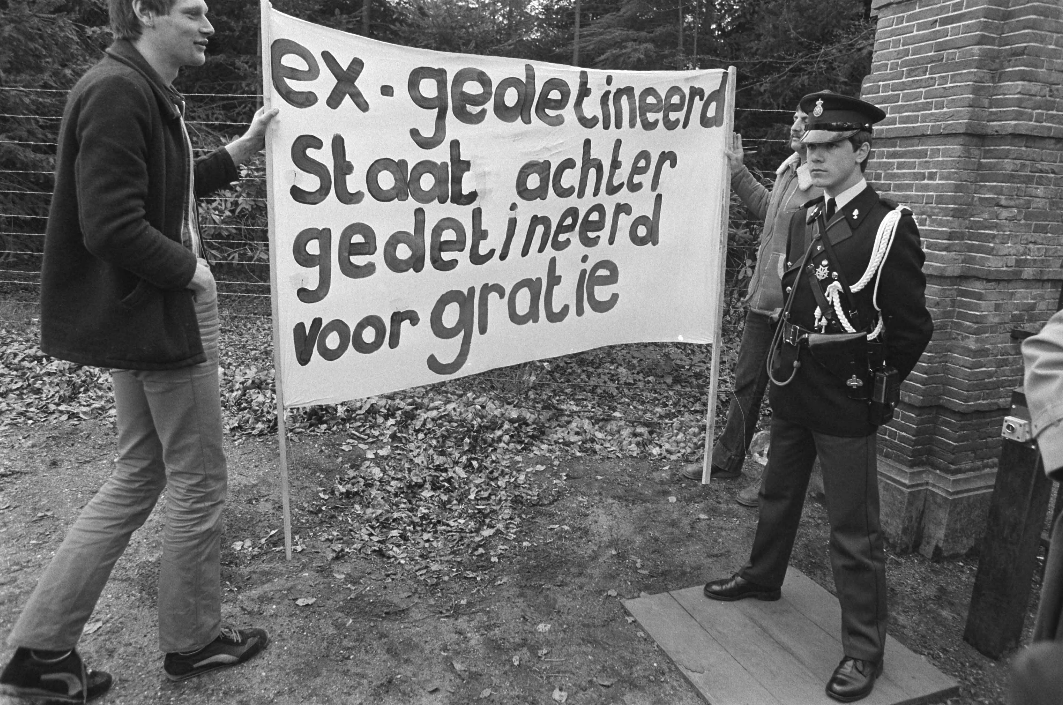 Fotocollectie Anefo — Demonstratie voor Kasteel Drakesteyn door Comité "Beatrix laat ons niet zitten" voor het verlenen van gratie aan gedetineerden op 30 april — Foto: Suyk, Koen / Anefo. Licentie: Set B: Rechtenvrij / Publiek Domein. Bron: Nationaal Archief. http://hdl.handle.net/10648/acdea8f0-d0b4-102d-bcf8-003048976d84