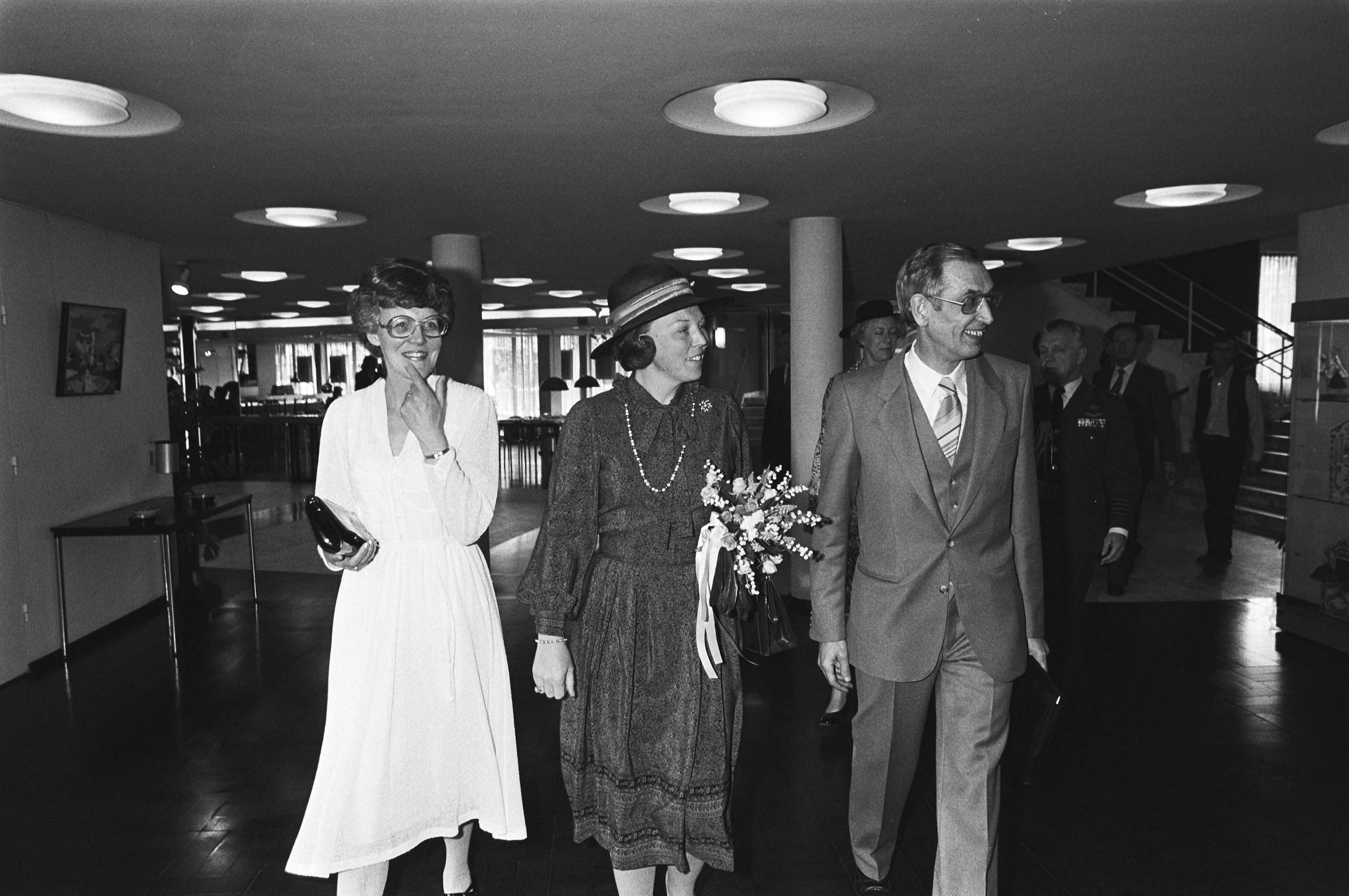 Fotocollectie Anefo — Beatrix woonde in Utrecht presentatie ICODO bij door telex in werking te stellen werd tekst zichtbaar, Beatrix met Van der Hooft — Foto: Dijk, Hans van / Anefo. Licentie: Set B: Rechtenvrij / Publiek Domein. Bron: Nationaal Archief. http://hdl.handle.net/10648/acfa983a-d0b4-102d-bcf8-003048976d84