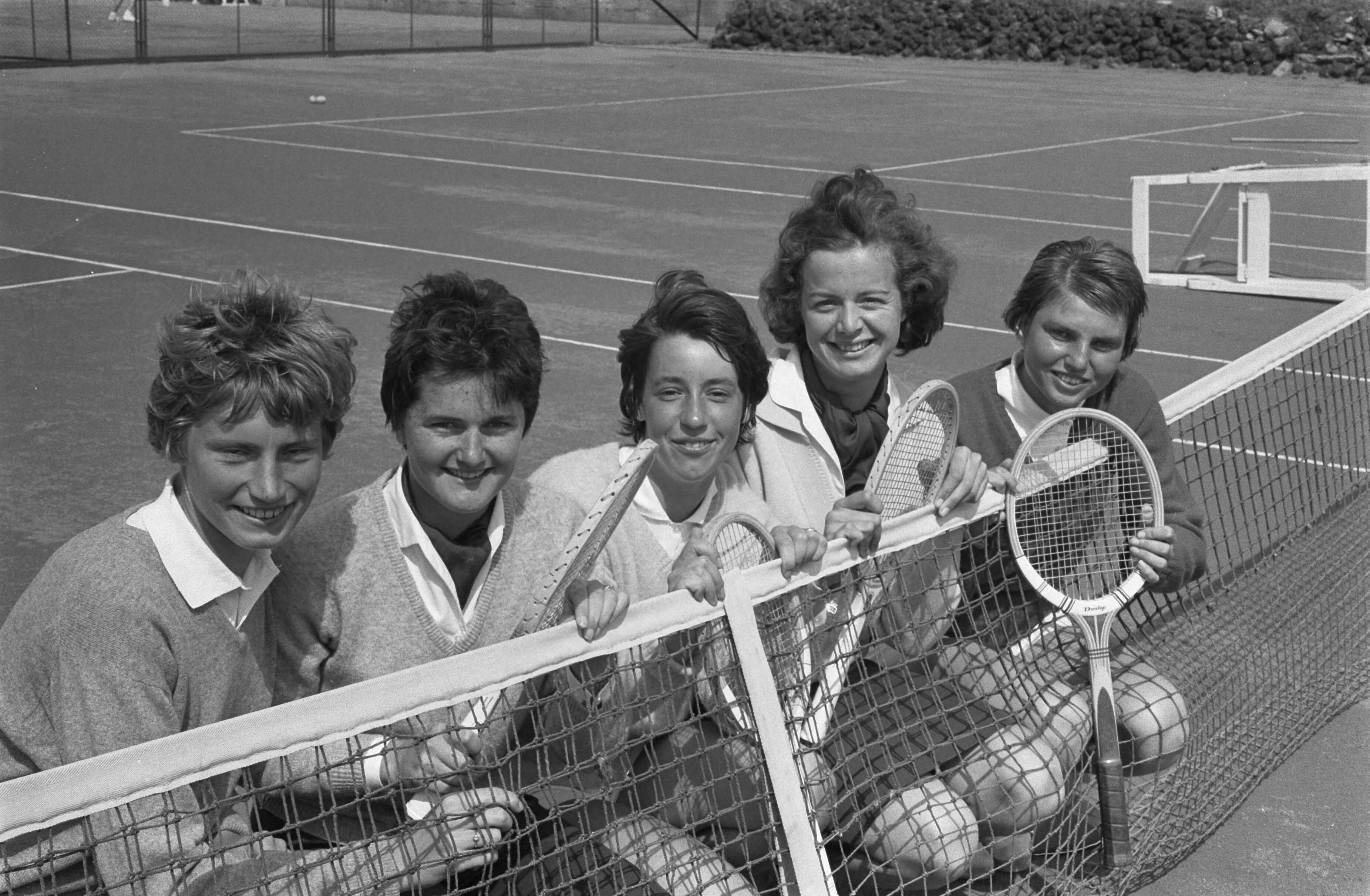 Fotocollectie Anefo — Nederlandse tenniskampioenschappen van Nederland op de METS-banen te Scheveningen. De damesjeugd v.l.n.r. Trudy Groenman (Groningen), Els Spruyt (Rotterdam), Patricia van den Heuvel (Rotterdam), Janny Sluyter (Rotterdam) en Anja Lepoutre (Groningen) — Foto: Pot, Harry / Anefo. Licentie: Set B: Rechtenvrij / Publiek Domein. Bron: Nationaal Archief. http://hdl.handle.net/10648/aa13c56a-d0b4-102d-bcf8-003048976d84
