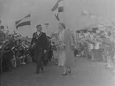 Fotocollectie Anefo — Bezoek van koningin Juliana aan Zaandam — Foto: Pot, Harry / Anefo. Licentie: Set B: Rechtenvrij / Publiek Domein. Bron: Nationaal Archief. http://hdl.handle.net/10648/a95d97f4-d0b4-102d-bcf8-003048976d84