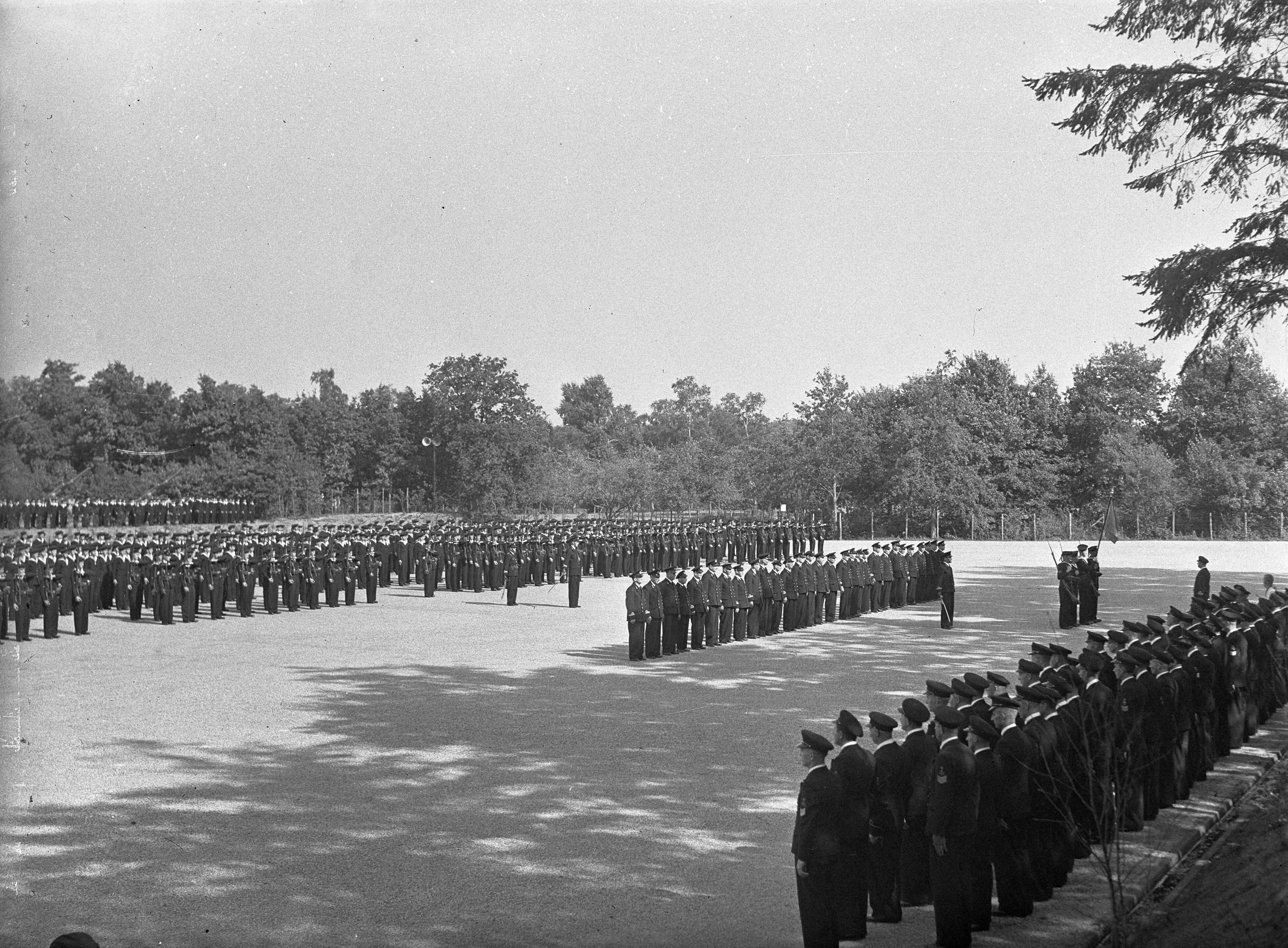 Fotocollectie Anefo — Beëdiging van 29 marine-officieren op het Marine Opleidingskamp te Hilversum — Foto: Sagers, Harry / Anefo. Licentie: Set B: Rechtenvrij / Publiek Domein. Bron: Nationaal Archief. http://hdl.handle.net/10648/a8ac9c6a-d0b4-102d-bcf8-003048976d84