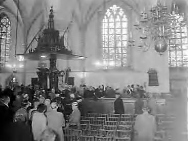 Fotocollectie Anefo — Onthulling gedenkraam in de St. Bavokerk te Haarlem — Foto: Bilsen, Joop van / Anefo. Licentie: Set B: Rechtenvrij / Publiek Domein. Bron: Nationaal Archief. http://hdl.handle.net/10648/a96a82f2-d0b4-102d-bcf8-003048976d84