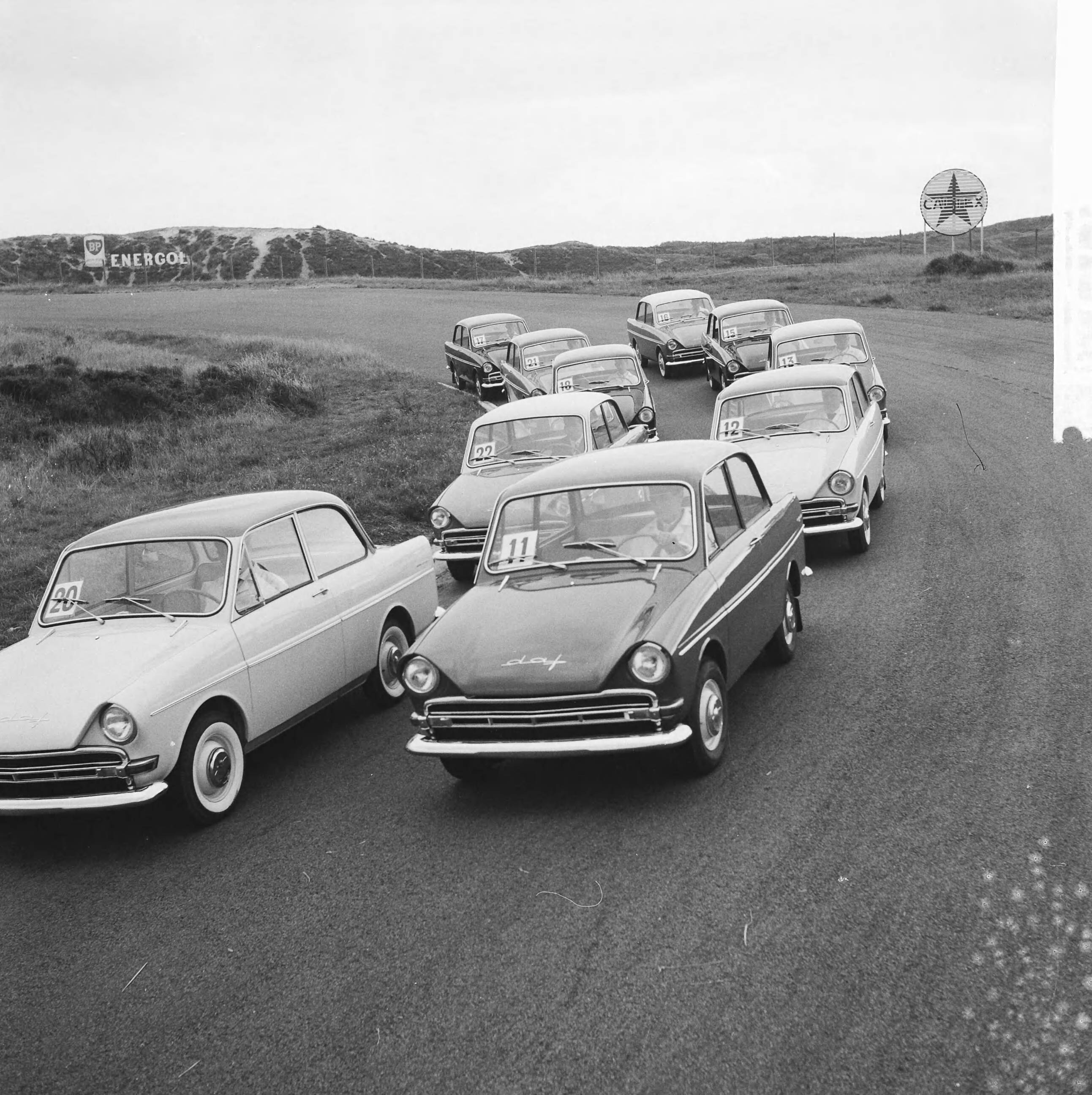Fotocollectie Anefo — Presentatie van de nieuwe DAF 750 personenauto voor de Nederlandse pers op het circuit van Zandvoort — Foto: Nijs, Jac. de / Anefo. Licentie: Set B: Rechtenvrij / Publiek Domein. Bron: Nationaal Archief. http://hdl.handle.net/10648/a9e1a364-d0b4-102d-bcf8-003048976d84