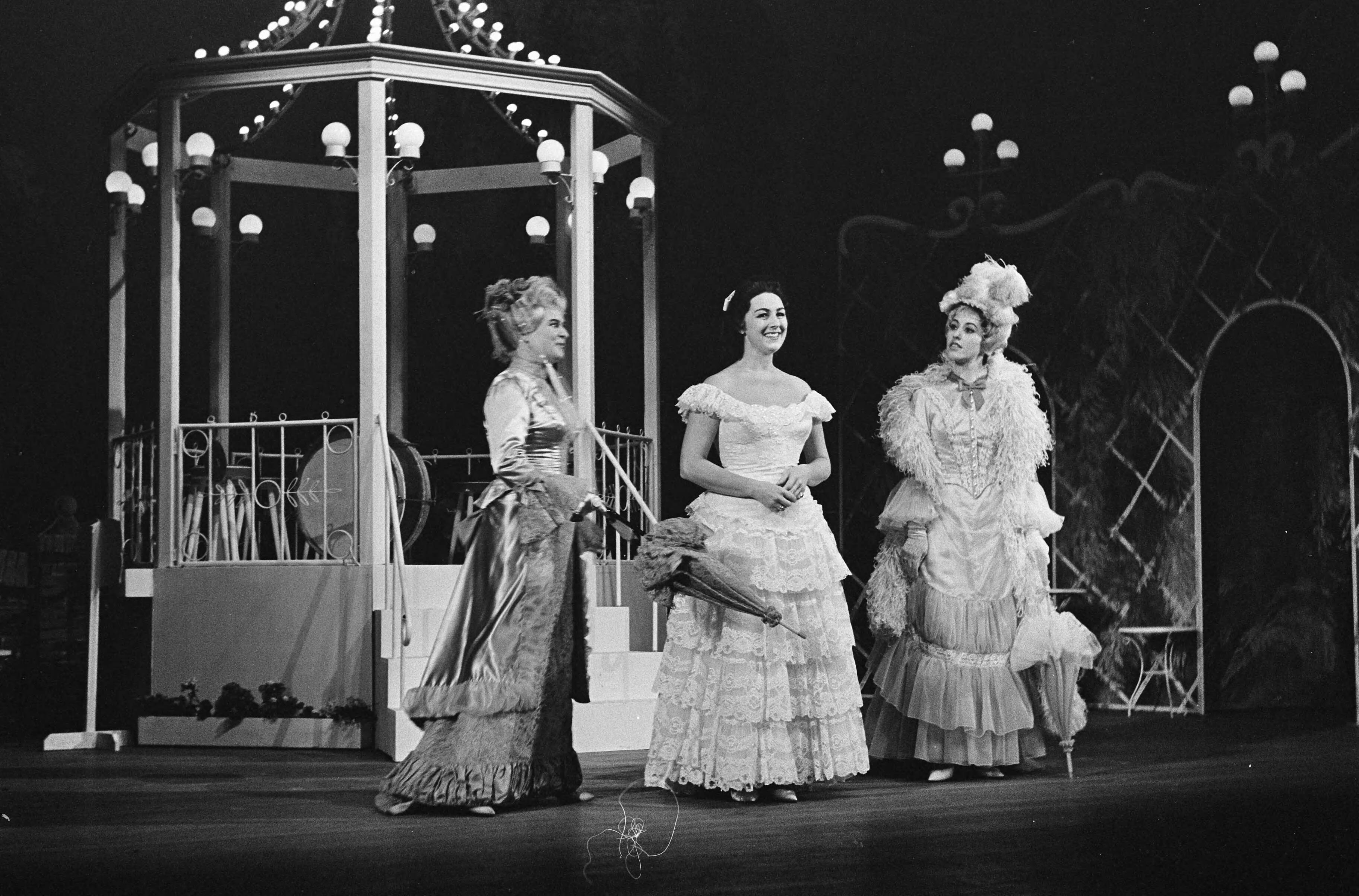 Fotocollectie Anefo — Repetitie van de operette "Ein Walzertraum" van Hoofdstad Operette, vlnr. Claire Clairy, Lizzy Schöffmann en Antonia Gally — Foto: Evers, Joost / Anefo. Licentie: Set B: Rechtenvrij / Publiek Domein. Bron: Nationaal Archief. http://hdl.handle.net/10648/aabe69de-d0b4-102d-bcf8-003048976d84