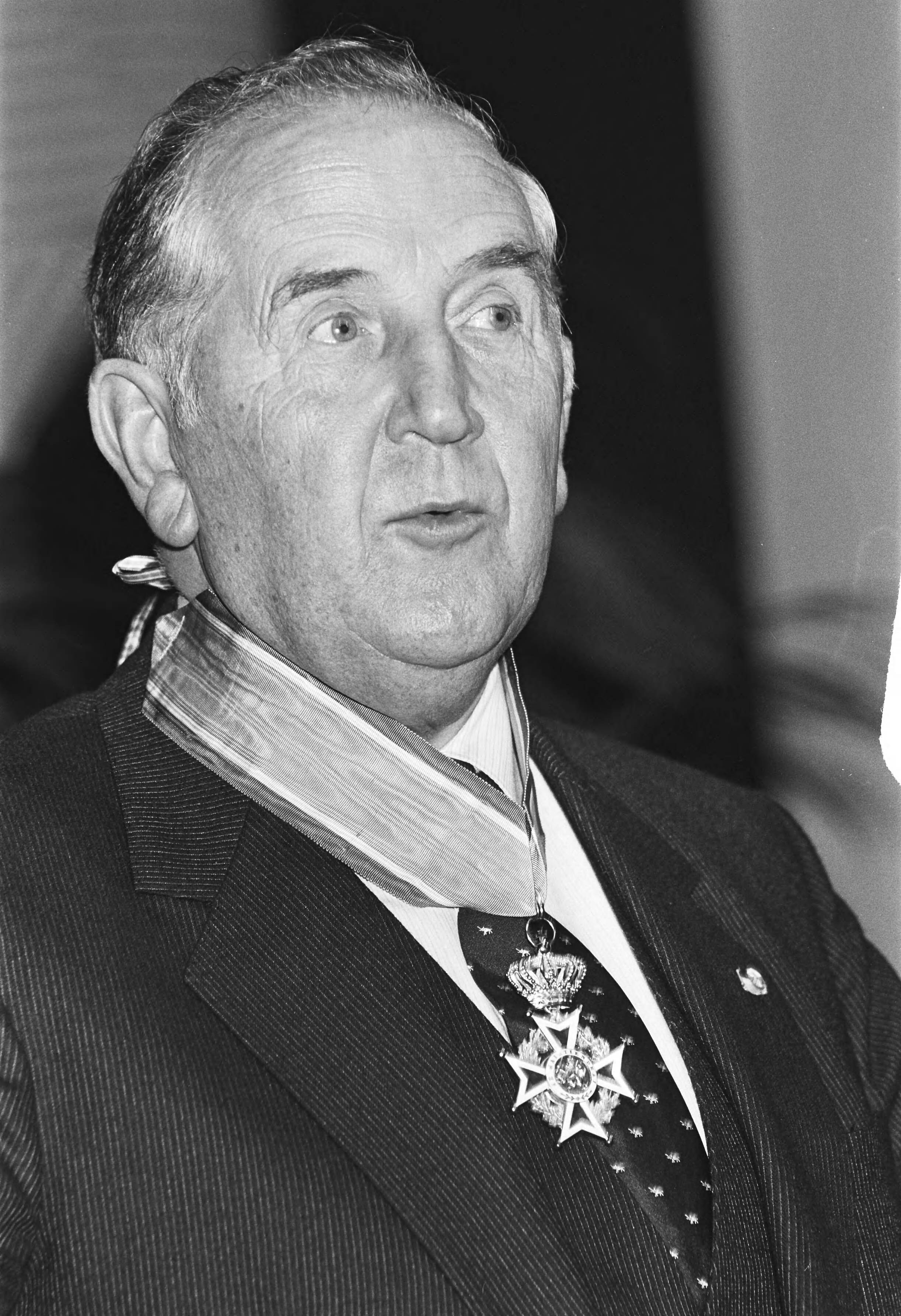 Fotocollectie Anefo — Mr. Van Veen heeft afscheid genomen als voorzitter van V in Den Haag ; werd onderscheiden tot Grootofficier in de Orde van de Ned. Leeuw — Foto: Croes, Rob C. / Anefo. Licentie: Set B: Rechtenvrij / Publiek Domein. Bron: Nationaal Archief. http://hdl.handle.net/10648/ad3f67da-d0b4-102d-bcf8-003048976d84