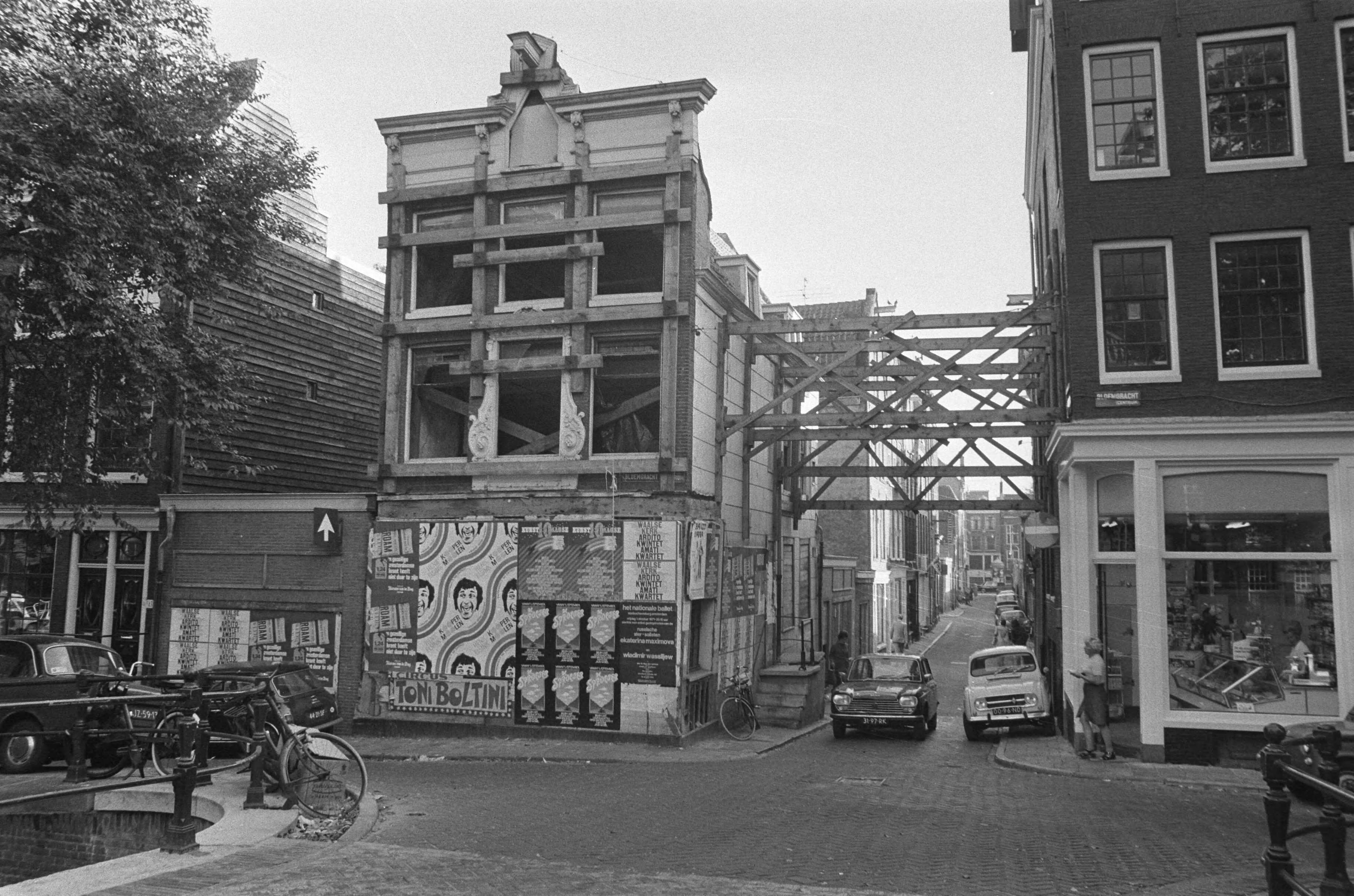 Fotocollectie Anefo — Huizen in Jordaan Amsterdam, gestut huis — Foto: Mieremet, Rob / Anefo. Licentie: Set B: Rechtenvrij / Publiek Domein. Bron: Nationaal Archief. http://hdl.handle.net/10648/abd21d70-d0b4-102d-bcf8-003048976d84