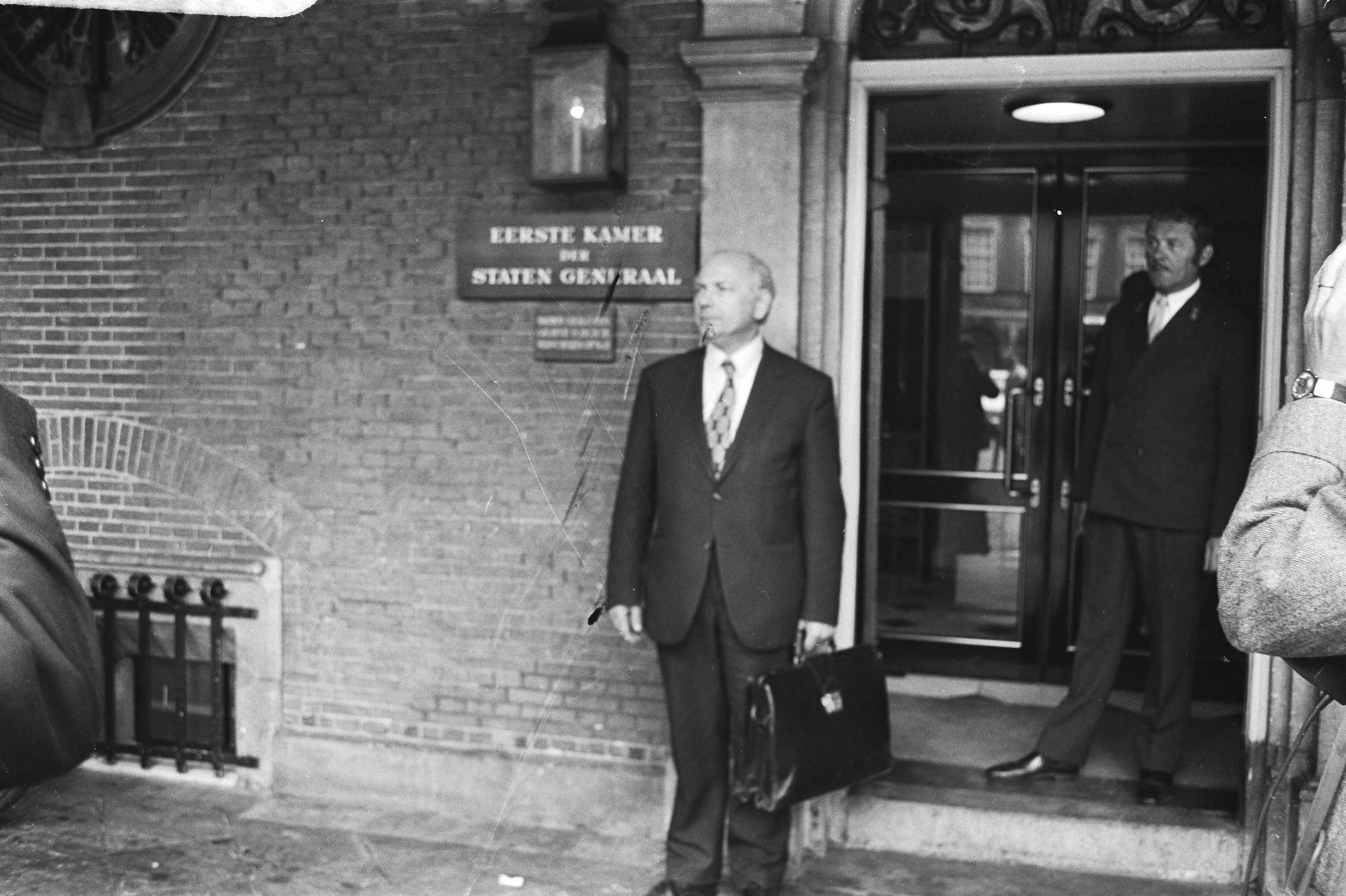 Informateur prof. Steenkamp ontvangt fractieleiders in gebouw Eerste Kamer , Den Haag — Den Uyl (PvdA) bij de ingang van de Eerste Kamer — Foto: Fotograaf Onbekend / Anefo. Licentie: Set B: Rechtenvrij / Publiek Domein. Bron: Nationaal Archief. http://hdl.handle.net/10648/abbfa686-d0b4-102d-bcf8-003048976d84