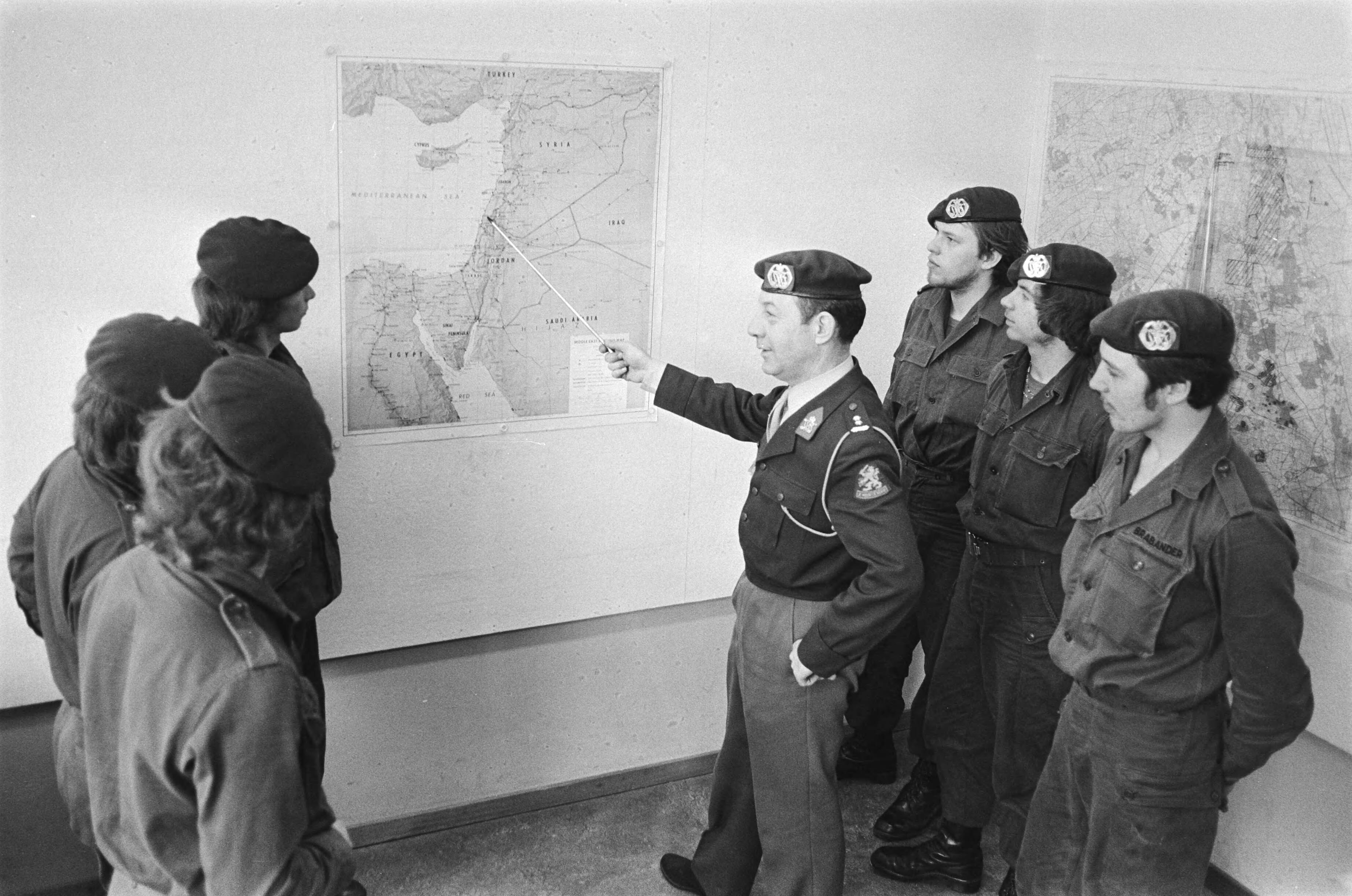 Fotocollectie Anefo — Alpha-compagnie 44e pantserinfantier bataljon in Adolf van Nassaukazerne te Zuidlaren i.v.m. eventuele uitzending naar Libanon in VN-verband — Foto: Bogaerts, Rob / Anefo. Licentie: Set B: Rechtenvrij / Publiek Domein. Bron: Nationaal Archief. http://hdl.handle.net/10648/acc2b76c-d0b4-102d-bcf8-003048976d84