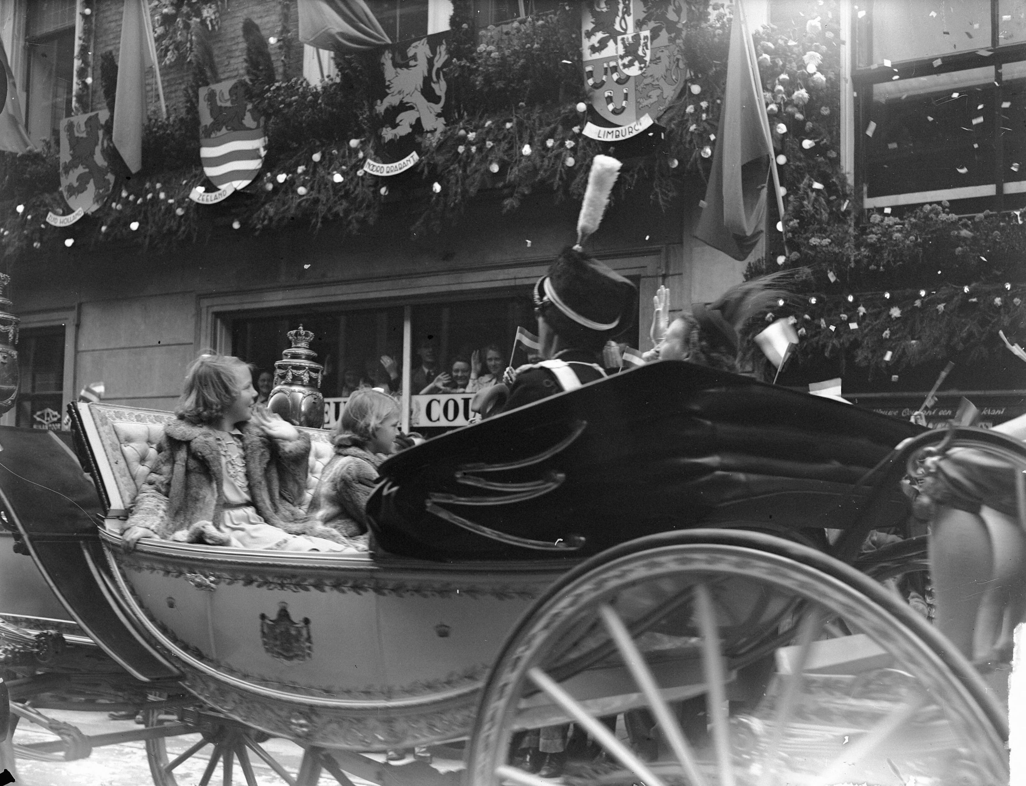 Intocht van koningin Juliana in Den Haag (1948) — Intocht Koningin Juliana in Den Haag. Calèche met Koninklijke Familie — Foto: Steenkamp, […] / Anefo. Licentie: Set B: Rechtenvrij / Publiek Domein. Bron: Nationaal Archief. http://hdl.handle.net/10648/a8bd3c5a-d0b4-102d-bcf8-003048976d84