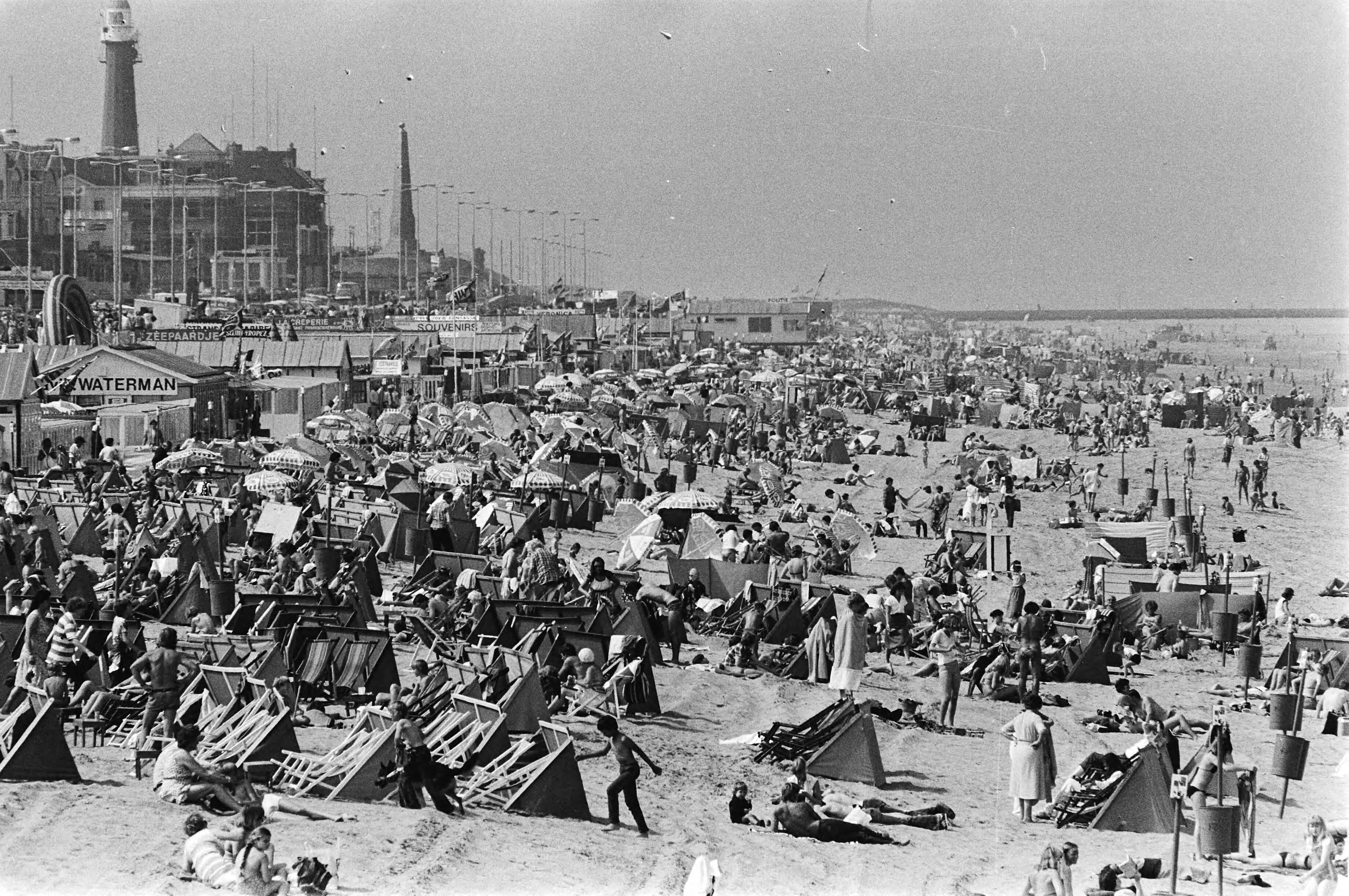 Fotocollectie Anefo — Eindelijk zomer, zonnende mensen op het strand in Scheveningen — Foto: Suyk, Koen / Anefo (1). Licentie: Set B: Rechtenvrij / Publiek Domein. Bron: Nationaal Archief. http://hdl.handle.net/10648/acce6012-d0b4-102d-bcf8-003048976d84