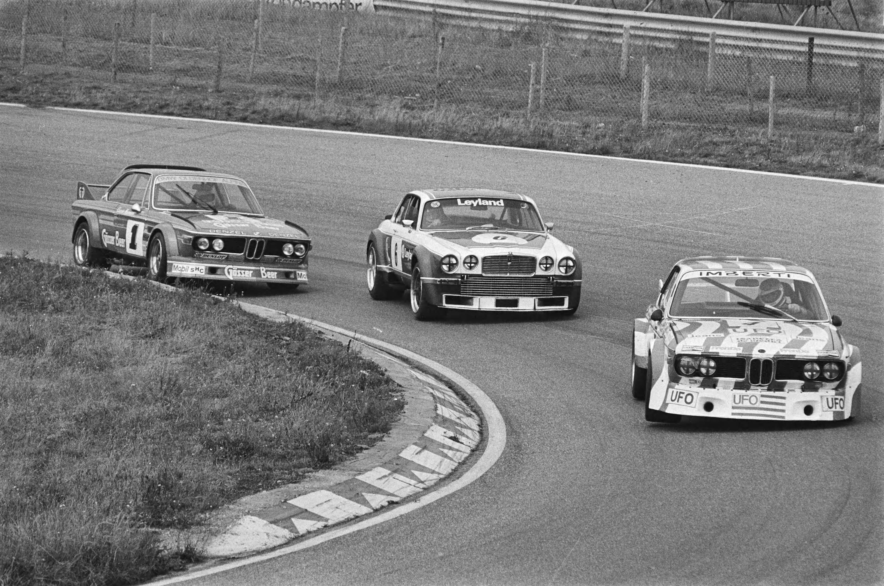 Fotocollectie Anefo — 4 uursraces Zandvoort Trophy, v.l.n.r. Henemans met BMW, Bell met Jaguar en Facetti met BMW — Foto: Peters, Hans / Anefo. Licentie: Set B: Rechtenvrij / Publiek Domein. Bron: Nationaal Archief. http://hdl.handle.net/10648/aca0a29e-d0b4-102d-bcf8-003048976d84