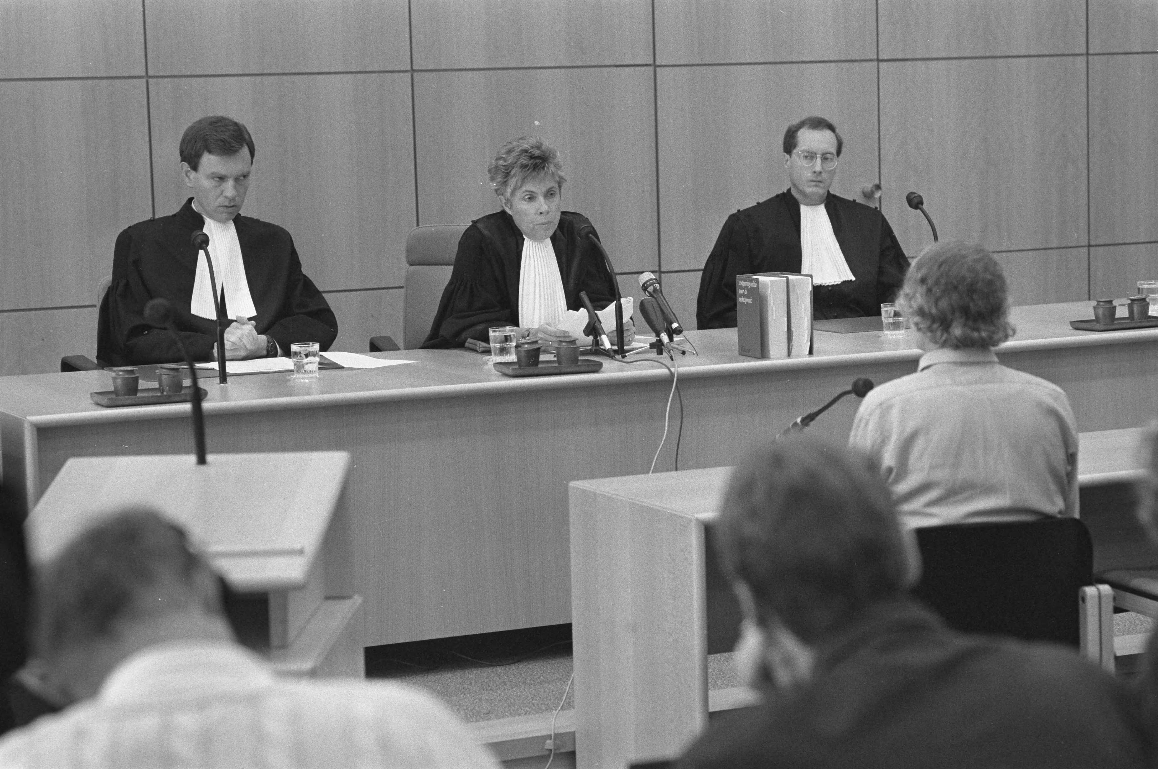 Fotocollectie Anefo — Rechtbank te Haarlem doet uitspraak in proces tegen Ferdi E. (Elsas), de ontvoerder van G.J. Heijn ; in het midden de rechtbankpresident mevrouw mr. C.A. Terwee-van Hilten — Foto: Croes, Rob C. / Anefo. Licentie: Set B: Rechtenvrij / Publiek Domein. Bron: Nationaal Archief. http://hdl.handle.net/10648/ad6bee4a-d0b4-102d-bcf8-003048976d84