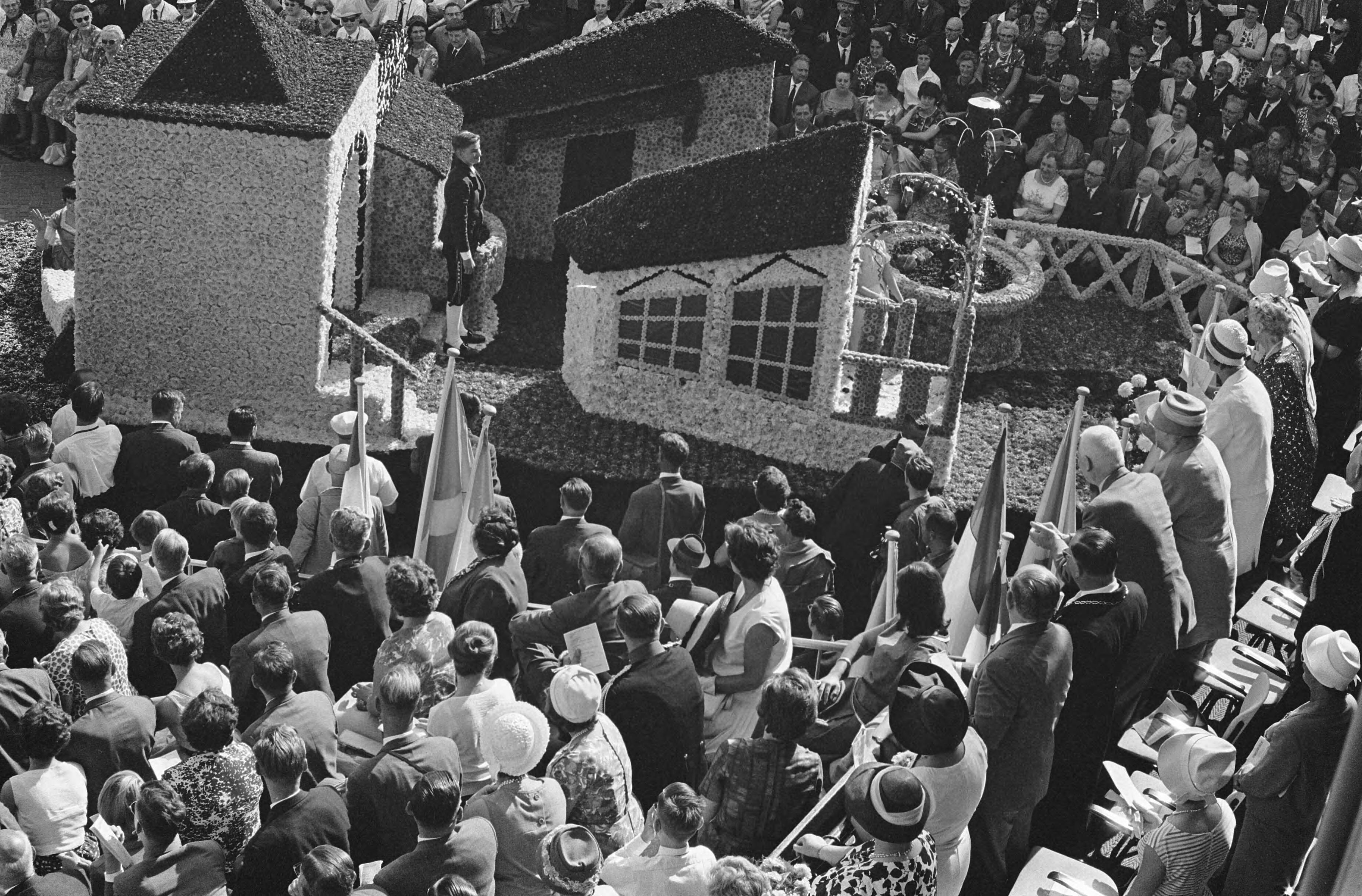 Fotocollectie Anefo — Bloemencorso te Zundert, praalwagen die Nautilus uitbeeld — Foto: Gelderen, Hugo van / Anefo. Licentie: Set B: Rechtenvrij / Publiek Domein. Bron: Nationaal Archief. http://hdl.handle.net/10648/aa15bed8-d0b4-102d-bcf8-003048976d84