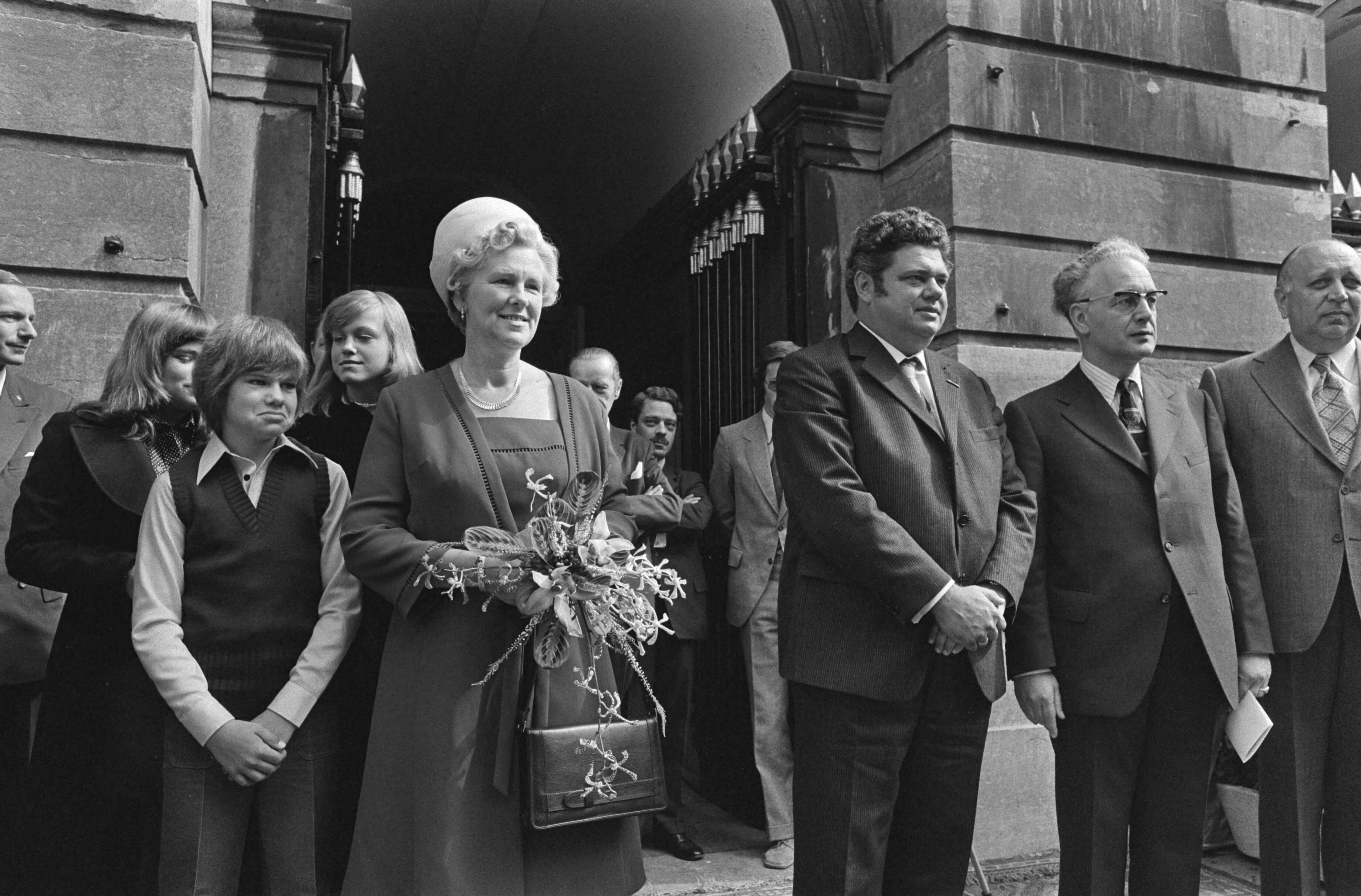 Fotocollectie Anefo — H. J. L. Vonhoff geinstalleerd als burgemeester van Utrecht. Vonhoff met gezin — Foto: Verhoeff, Bert / Anefo. Licentie: Set B: Rechtenvrij / Publiek Domein. Bron: Nationaal Archief. http://hdl.handle.net/10648/ac52fa94-d0b4-102d-bcf8-003048976d84