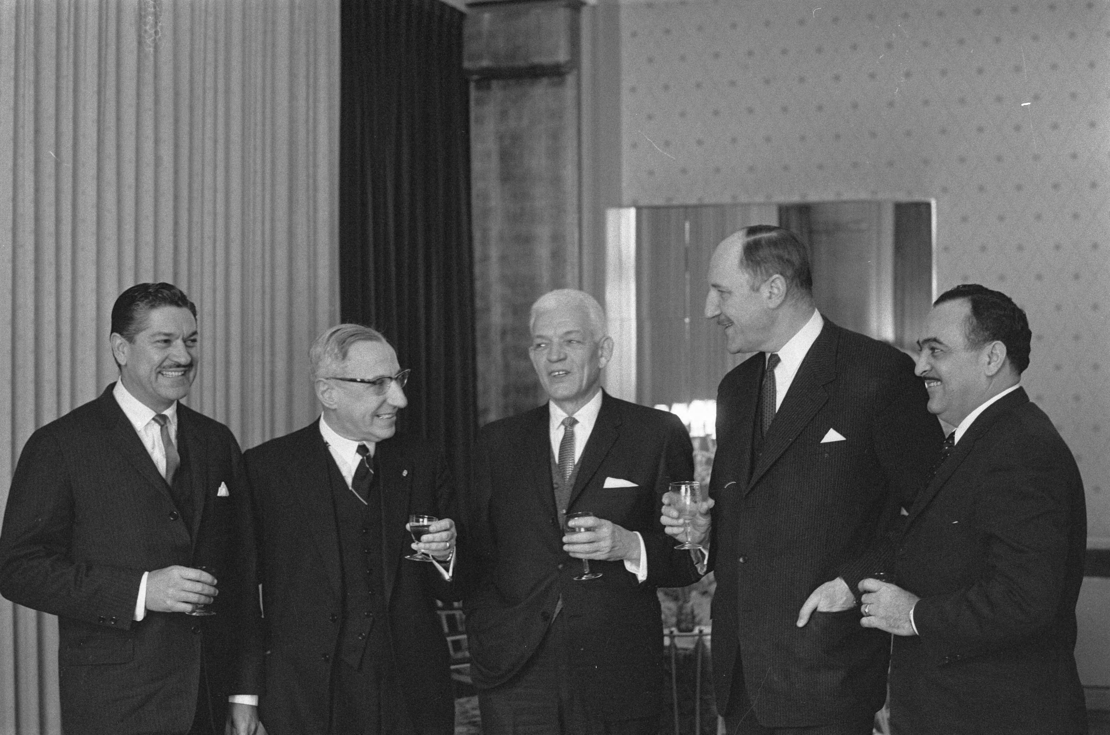 Fotocollectie Anefo — De regering bood de president van Dominicaanse Republiek lunch aan in Hotel de Witte Brug te Den Haag . V.l.n.r Z. E. Diego Bordas , De Quay , Juan Bosch , — Foto: Gelderen, Hugo van / Anefo. Licentie: Set B: Rechtenvrij / Publiek Domein. Bron: Nationaal Archief. http://hdl.handle.net/10648/aa29b56e-d0b4-102d-bcf8-003048976d84