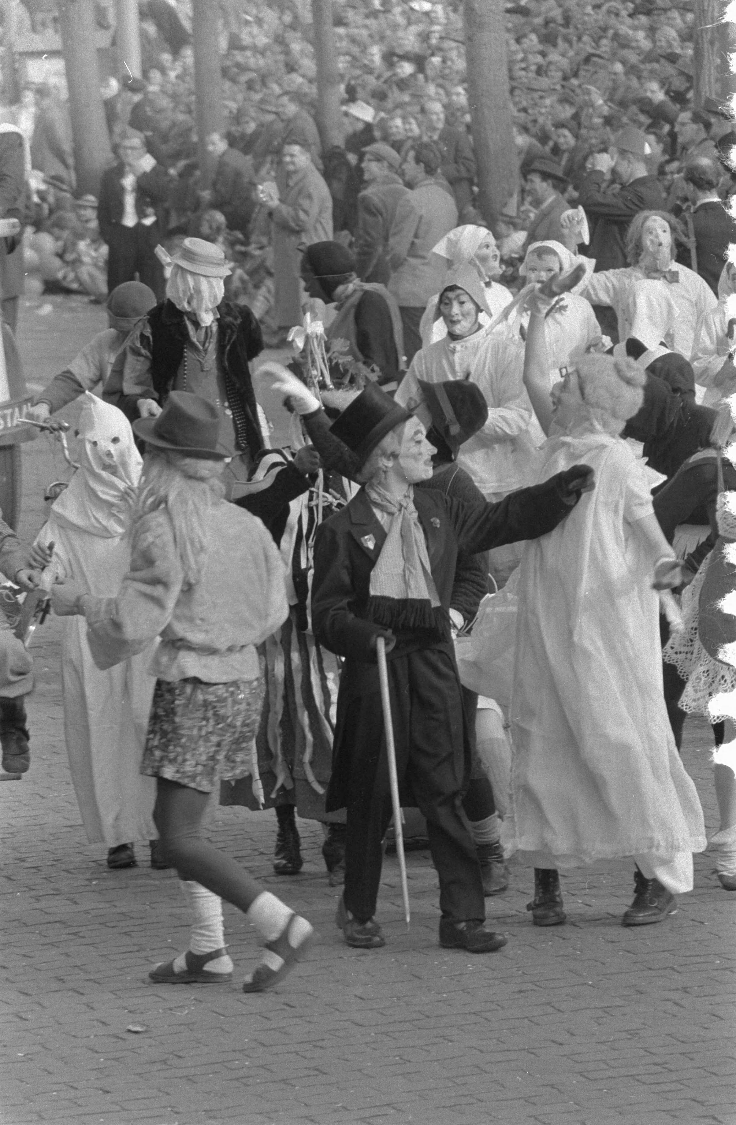Fotocollectie Anefo — Carnavalsoptocht in Maastricht — Foto: Pot, Harry / Anefo. Licentie: Set B: Rechtenvrij / Publiek Domein. Bron: Nationaal Archief. http://hdl.handle.net/10648/a9a8fc12-d0b4-102d-bcf8-003048976d84