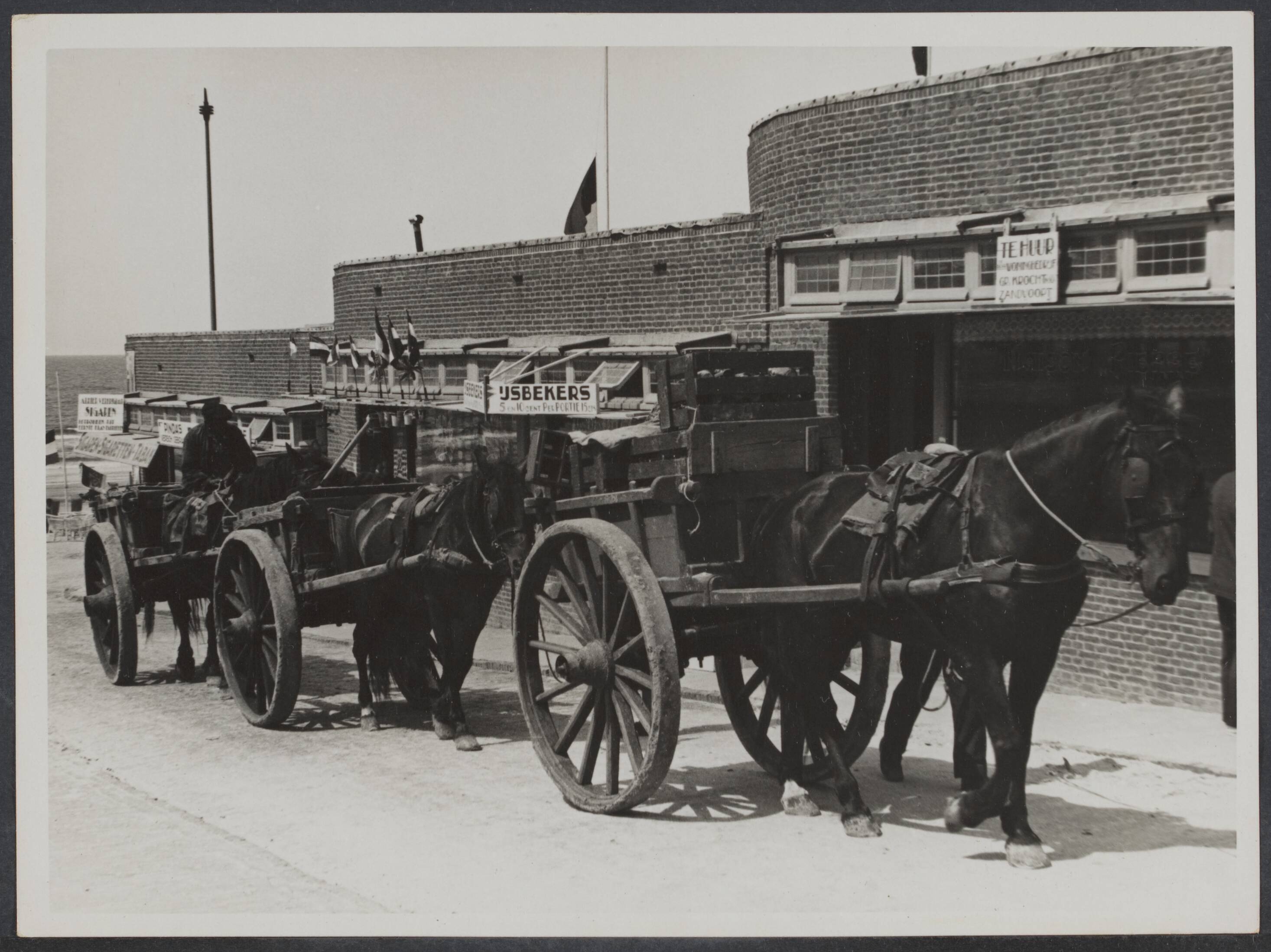 Zandvoort, vóór 1945 — Zandvoort. Garnalenvissers trekken huiswaarts — Foto: Valks, H.J.M. / Spaarnestad. Licentie: Set B: Rechtenvrij / Publiek Domein. Bron: Nationaal Archief. http://hdl.handle.net/10648/515df564-5d0f-23cd-15fa-1e581f0f50ee
