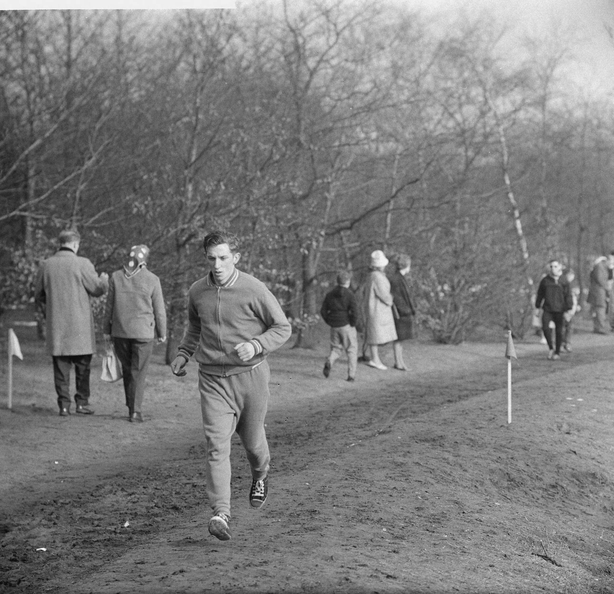 Fotocollectie Anefo — 1200m "Maple Leaf" veldloop in Hilversum. Gerda Kraan (nummer 3) . Tijd: 4.31.2 — Foto: Nijs, Jac. de / Anefo. Licentie: Set B: Rechtenvrij / Publiek Domein. Bron: Nationaal Archief. http://hdl.handle.net/10648/a9fbb268-d0b4-102d-bcf8-003048976d84