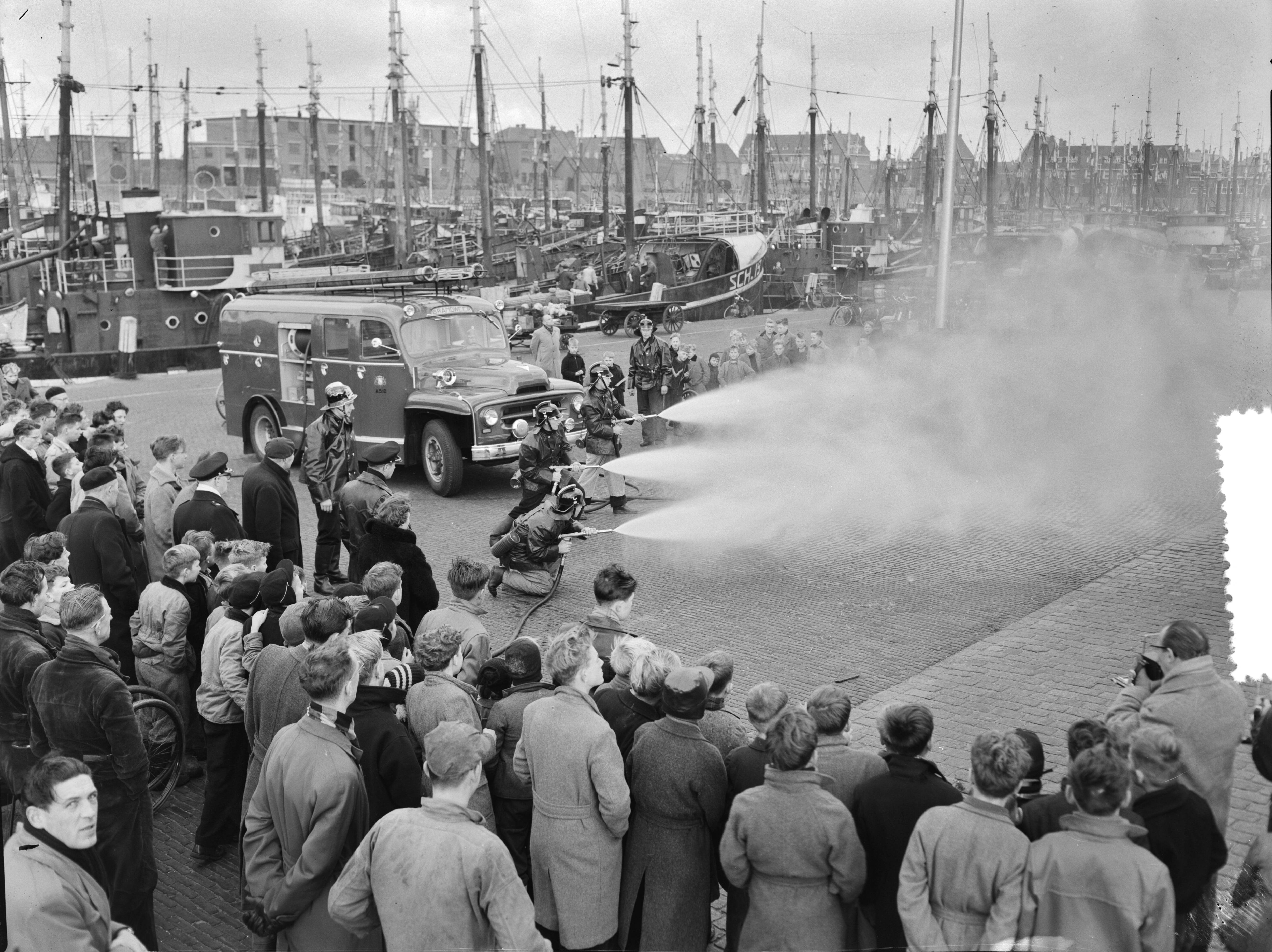 Fotocollectie Anefo — Demonstratie met autonevelspuit door de Haagse Brandweer te Scheveningen — Foto: Duinen, G.W. van / Anefo. Licentie: Set B: Rechtenvrij / Publiek Domein. Bron: Nationaal Archief. http://hdl.handle.net/10648/a940fc34-d0b4-102d-bcf8-003048976d84